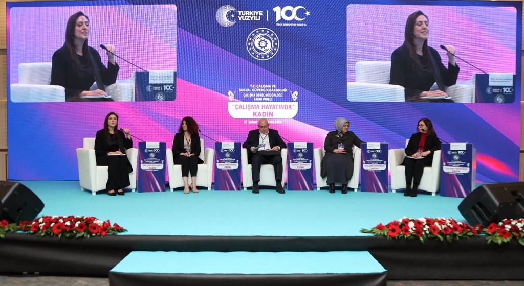 Panele katılan Çalışma ve Sosyal Güvenlik Bakanımız Prof. Dr. Vedat Işıkhan, kadınların ekonomik, hukuki, sosyal hak ve özgürlükleri konularının özellikle son 21 yıldır üzerinde hassasiyetle durulan ve bu alanda özel politika geliştirilen alanlardan biri olduğunu belirtti.