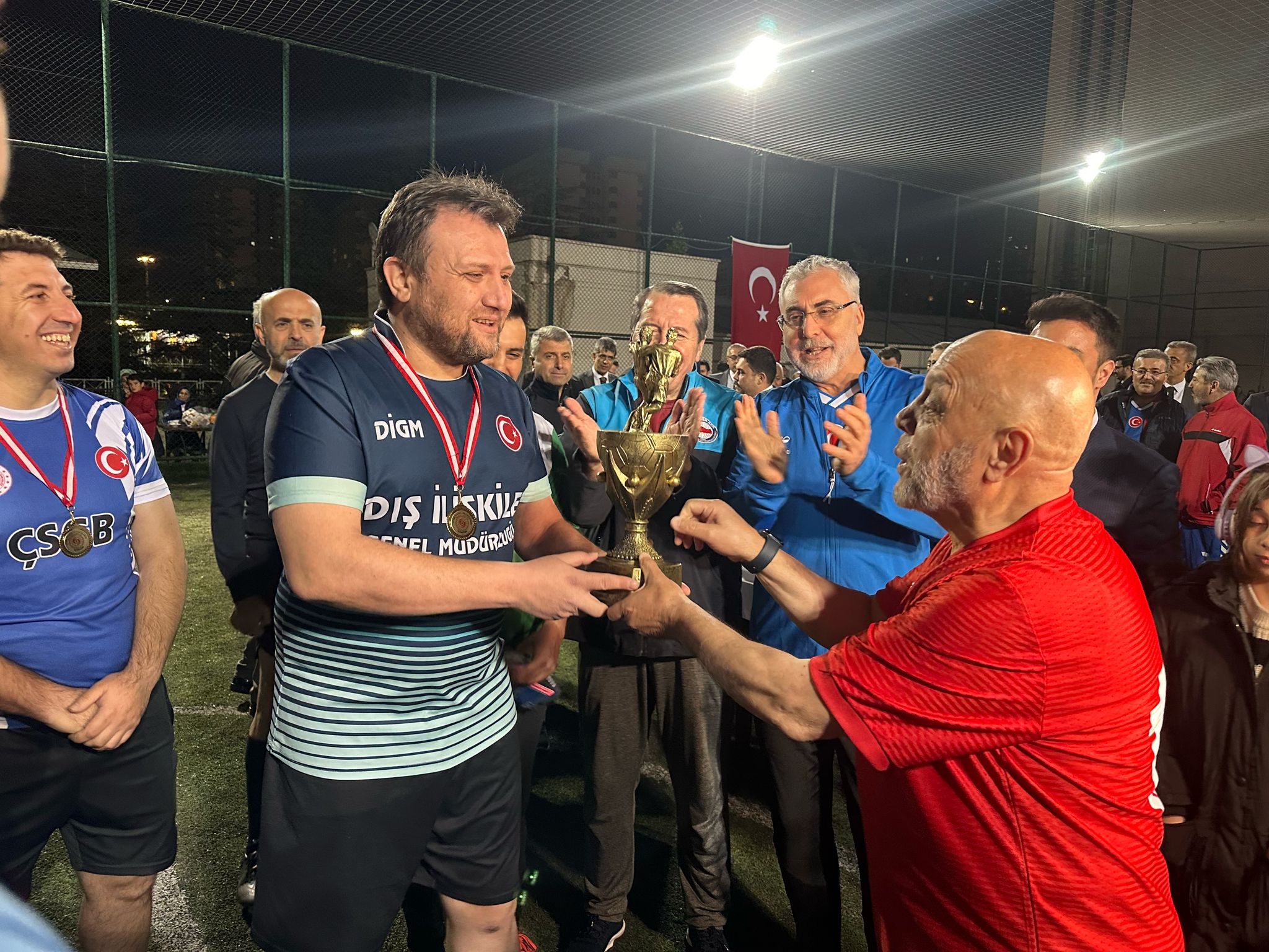 Bakanlığımız tarafından 1 Mayıs Emek ve Dayanışma Günü dolayısıyla düzenlenen “2. İşçi, İşveren ve Kamu Çalışanları Futbol Turnuvasında” Dış İlişkiler ve Avrupa Birliği Genel Müdürlüğümüz futbol takımı 3’üncü oldu.