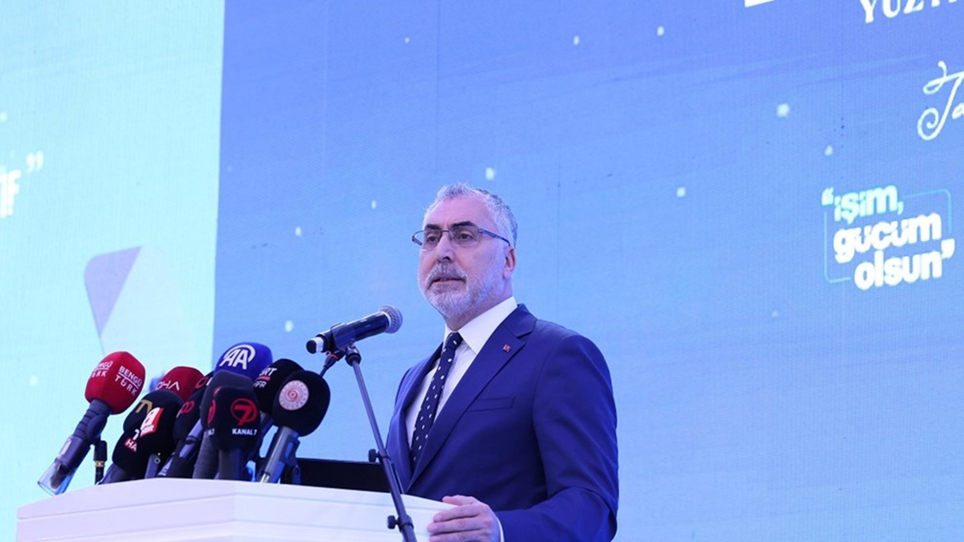 Çalışma ve Sosyal Güvenlik Bakanı Prof. Dr. Vedat Işıkhan, Ankara’da düzenlenen Milli Müdafaadan Milli Kalkınmaya Türkiye Yüzyılı’nın Kadınları “Kadın İstihdam Sistemi İş-Pozitif” Tanıtım Programı ve İstihdam Fuarı’na katıldı.