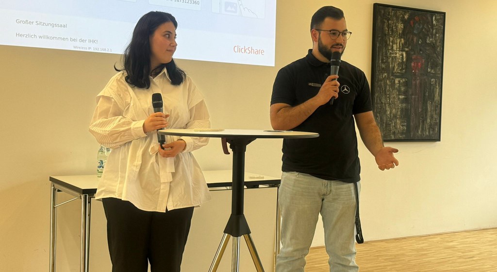 Stuttgart Çalışma ve Sosyal Güvenlik Ataşeliğimizce yaz tatili öncesi gençler ve ebeveynlere, okul sonrası meslek eğitimi ve yüksekokul seçenekleri konusunda kapsamlı bilgiler verildi.