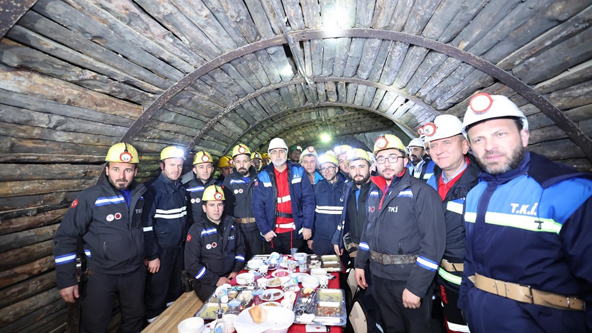 Çalışma ve Sosyal Güvenlik Bakanı Prof. Dr. Vedat Işıkhan, çeşitli temaslarda bulunmak ve programlara katılmak üzere Kütahya’ya gitti.