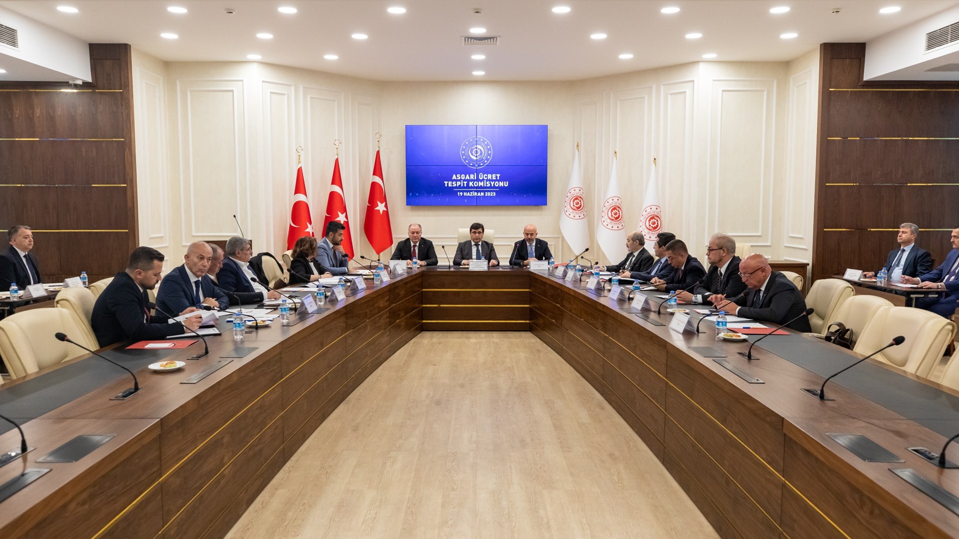 Asgari Ücret Tespit Komisyonu'nun, asgari ücrete yapılacak ara zammı belirleme çalışmaları kapsamındaki ikinci toplantısı Çalışma ve Sosyal Güvenlik Bakanlığı ev sahipliğinde gerçekleşti.