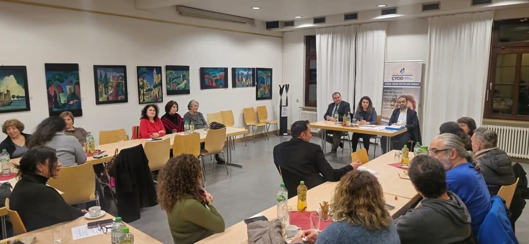 Stuttgart Ataşeliğimizce 2 Şubat 2025 Perşembe akşamı Çağdaş Yaşamı Destekleme Derneği’nde ve 9 Şubat 2025 Pazar günü DİTİB Esslingen Yunus Emre Cami Derneği’nde vatandaşlarımızla bir araya gelinmiş ve bilgilendirme toplantıları yapılmıştır. 