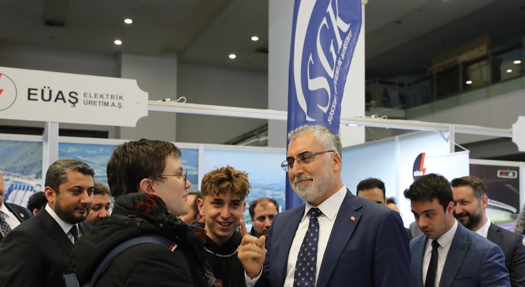 Çalışma ve Sosyal Güvenlik Bakanı Prof. Dr. Vedat Işıkhan, Türkiye Verimlilik Vakfı ve Ankara Bilim Üniversitesinin ev sahipliğinde ATO Congresium'da düzenlenen "Gelecek İçin Teknolojiler" temalı 6. Verimlilik ve Teknoloji Fuarı'nı ziyaret etti.