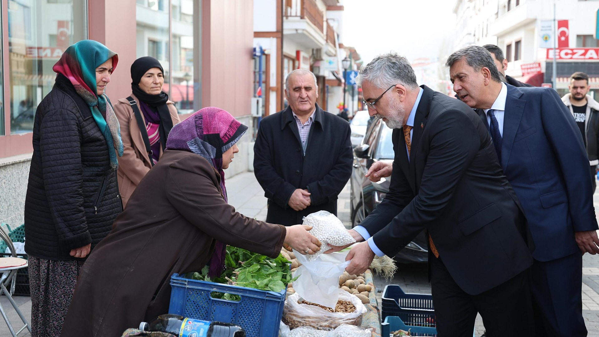 Çalışma ve Sosyal Güvenlik Bakanı Prof. Dr. Vedat Işıkhan, 4 Aralık Dünya Maden Günü vesilesi ile Ankara’nın Nallıhan ilçesindeki Çayırhan Yeraltı Maden Ocağı'na ziyarette bulundu.