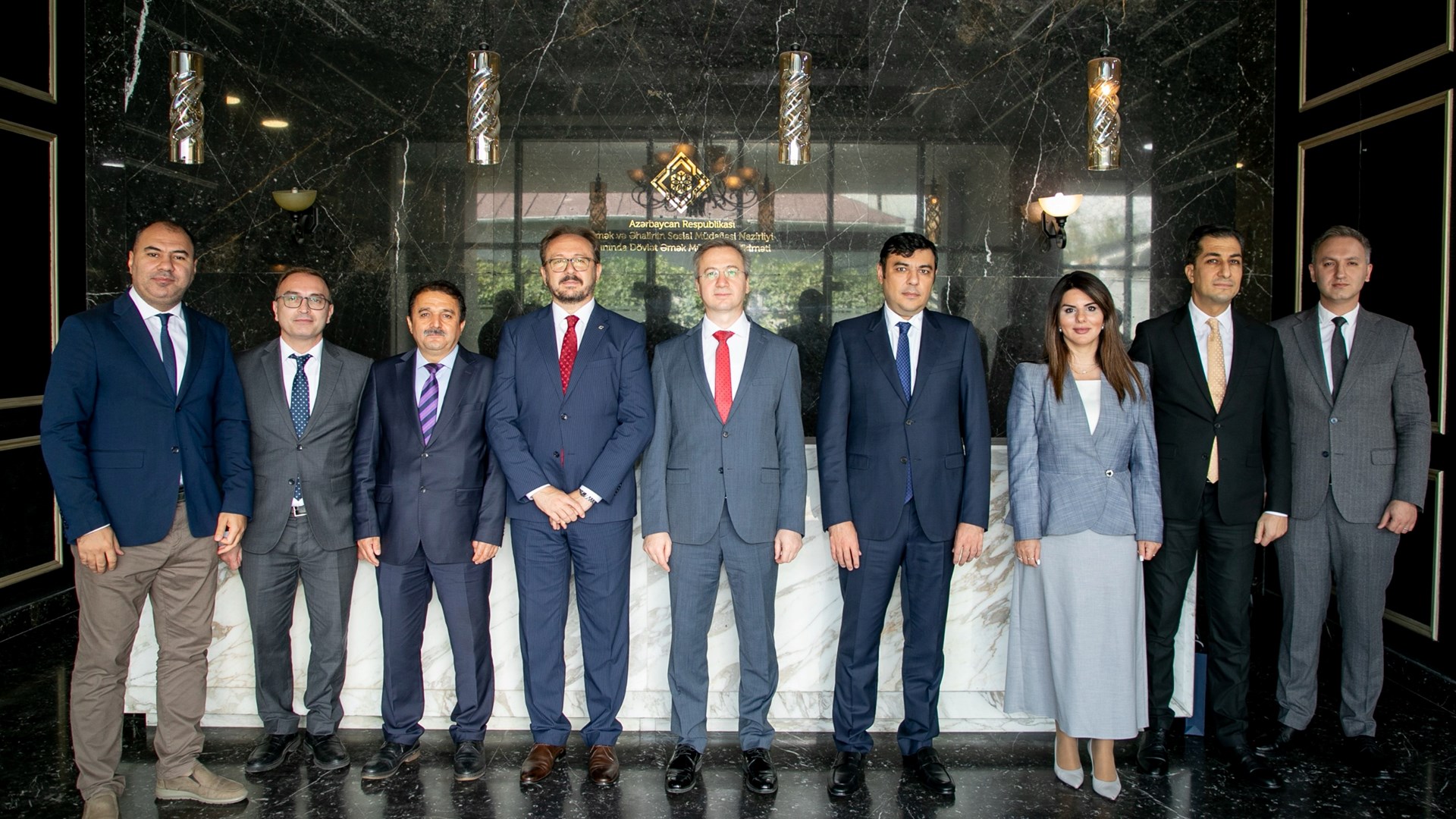 Türkiye Cumhuriyeti Çalışma ve Sosyal Güvenlik Bakanlığı ile Azerbaycan Cumhuriyeti Çalışma ve Halkın Sosyal Koruması Bakanlığı arasındaki 11. Ortak Daimî Komisyon Toplantısı’nda kabul edilen “2024-2025 Eylem Planı” çerçevesinde, Rehberlik ve Teftiş Başkanımız Bekir Aktürk ve beraberindeki heyet, Azerbaycan’a çalışma ziyareti gerçekleştirdi. Ziyaret kapsamında, 23 Eylül 2025 tarihinde çeşitli oturumlar düzenlendi.