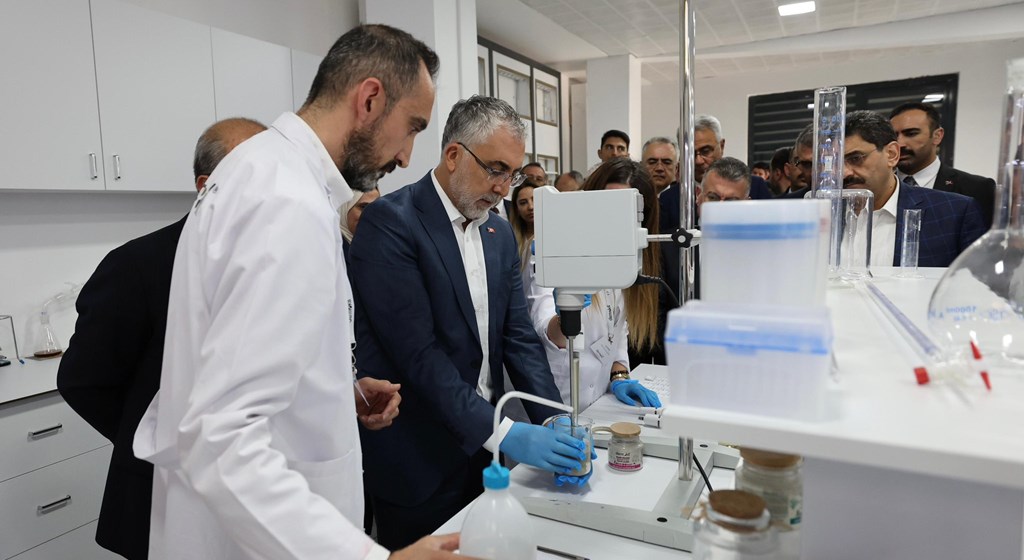 Çalışma ve Sosyal Güvenlik Bakanı Prof. Dr. Vedat Işıkhan, çeşitli temaslarda bulunmak ve “Milli Müdafaadan Milli Kalkınmaya; Türkiye Yüzyılı’nın Kadınları, Kadın İstihdam Sistemi İş Pozitif Tanıtım Programı ve Fuar Açılışı” programına katılmak üzere Sivas’a gitti.