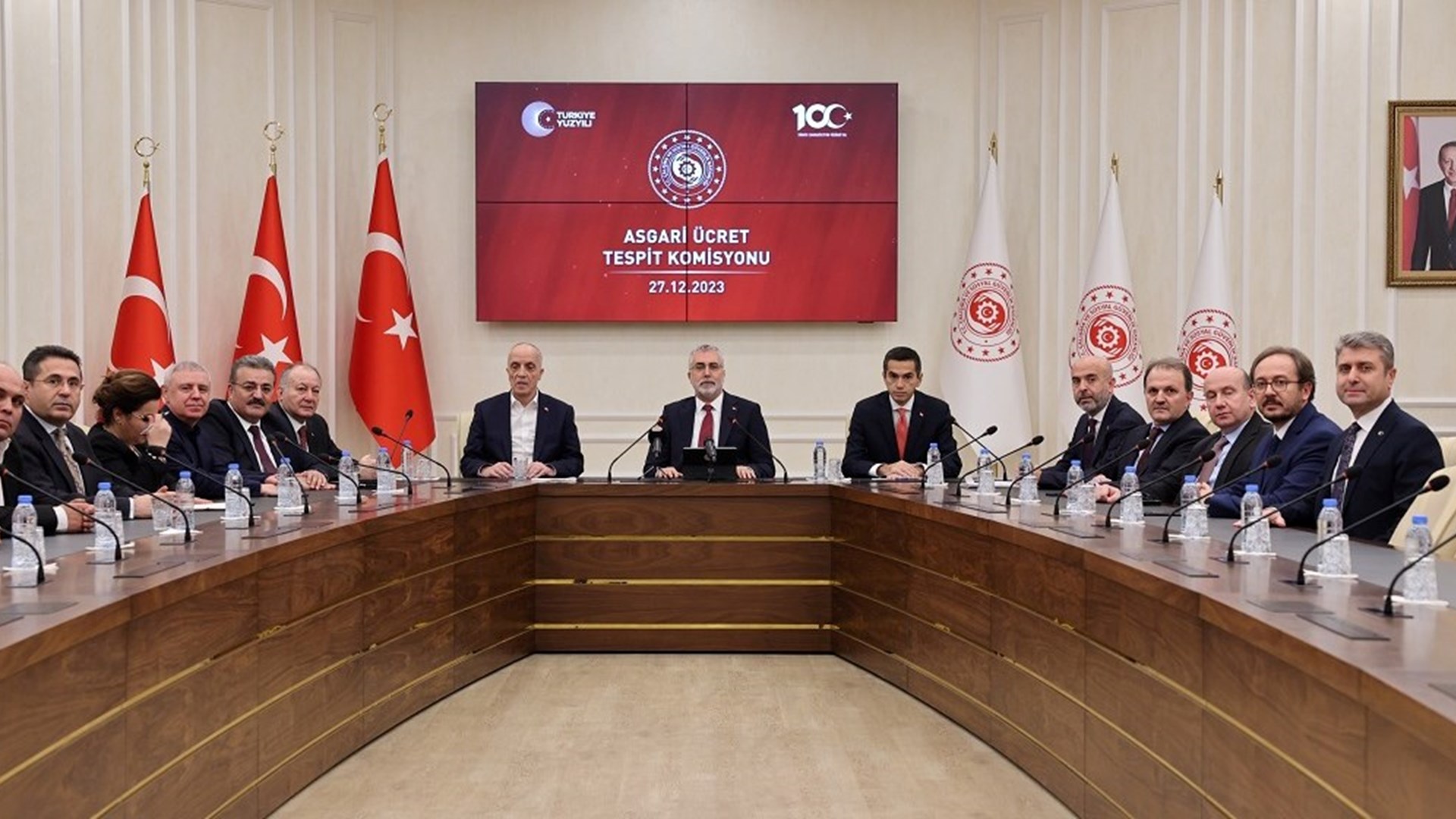 Asgari Ücret Tespit Komisyonu’nun 2024 yılı için yeni asgari ücret rakamının belirlenmesi amacıyla yürüttükleri çalışmaların ardından Ocak ayından itibaren geçerli olacak yeni asgari ücret tutarı Çalışma ve Sosyal Güvenlik Bakanı Prof. Dr. Vedat Işıkhan tarafından Çalışma ve Sosyal Güvenlik Bakanlığı Reşat Moralı Toplantı Salonu’nda düzenlenen toplantıda bir önceki döneme göre yüzde 49 oranında yapılan zam ile 17 bin 2 TL olarak açıklandı.