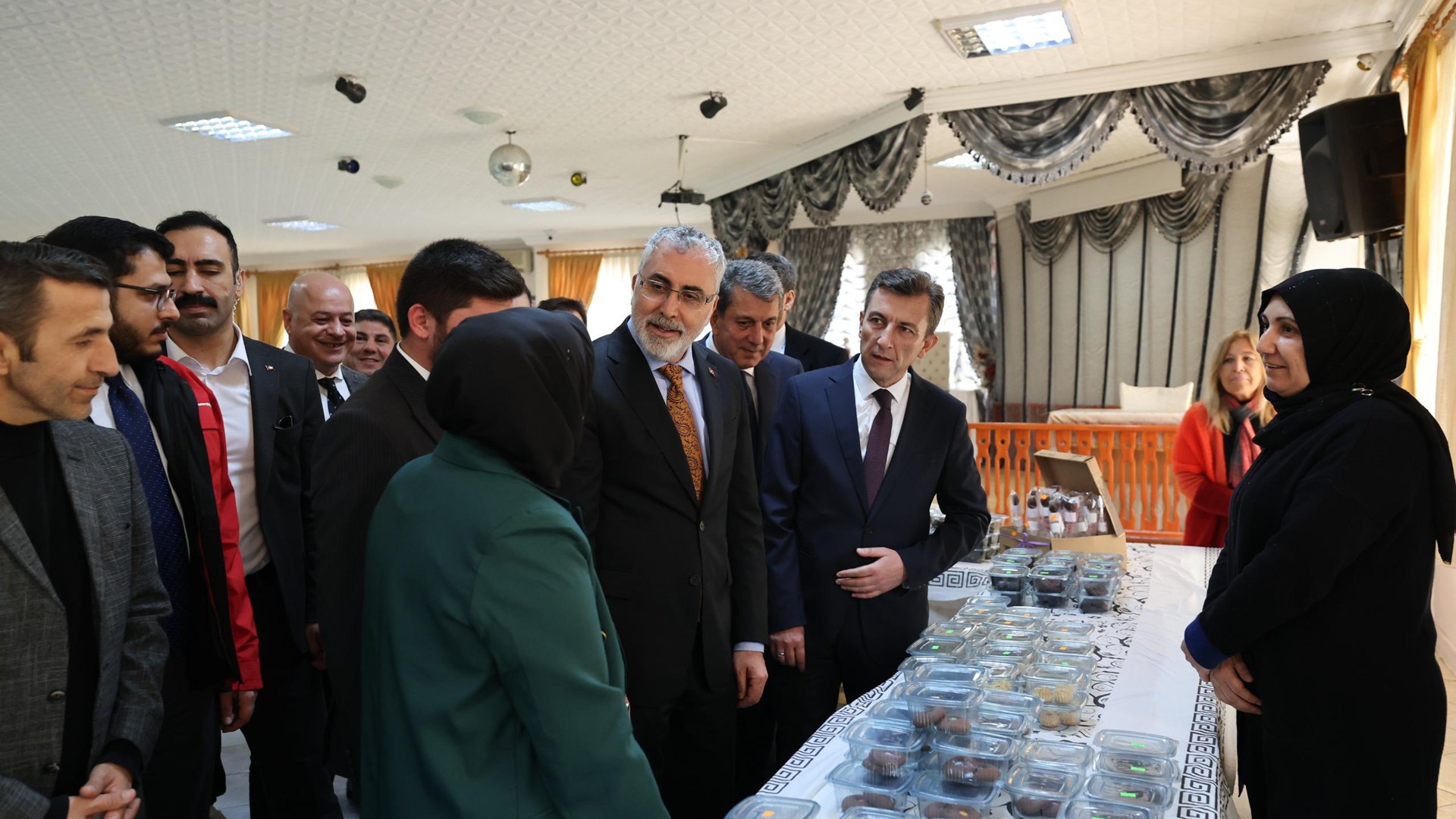 Çalışma ve Sosyal Güvenlik Bakanı Prof. Dr. Vedat Işıkhan, 4 Aralık Dünya Maden Günü vesilesi ile Ankara’nın Nallıhan ilçesindeki Çayırhan Yeraltı Maden Ocağı'na ziyarette bulundu.