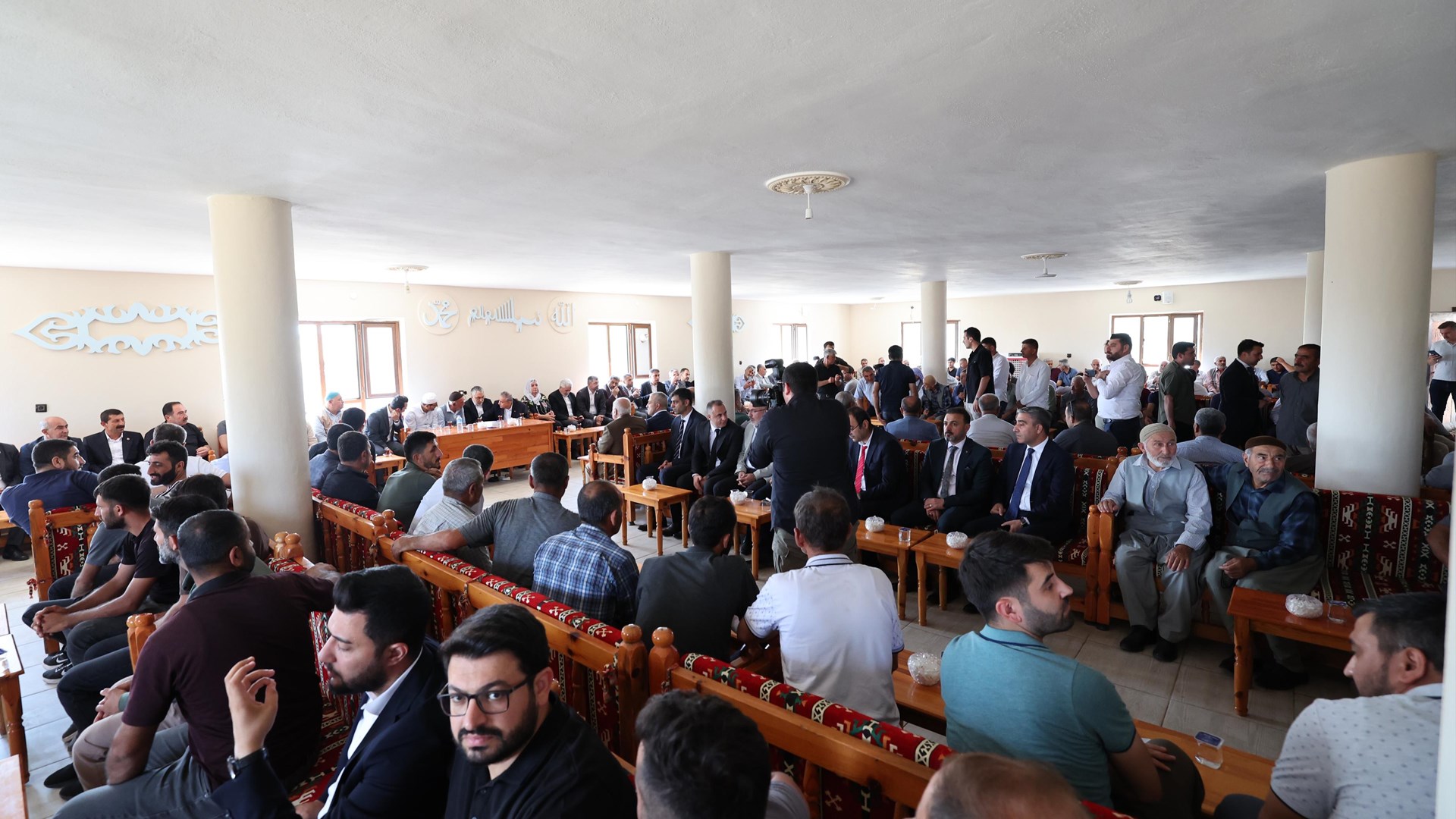 Çalışma ve Sosyal Güvenlik Bakanı Prof. Dr. Vedat Işıkhan, Diyarbakır ve Mardin'de çıkan yangın nedeniyle hayatını kaybedenlerin yakınlarına taziye ziyaretinde bulundu.