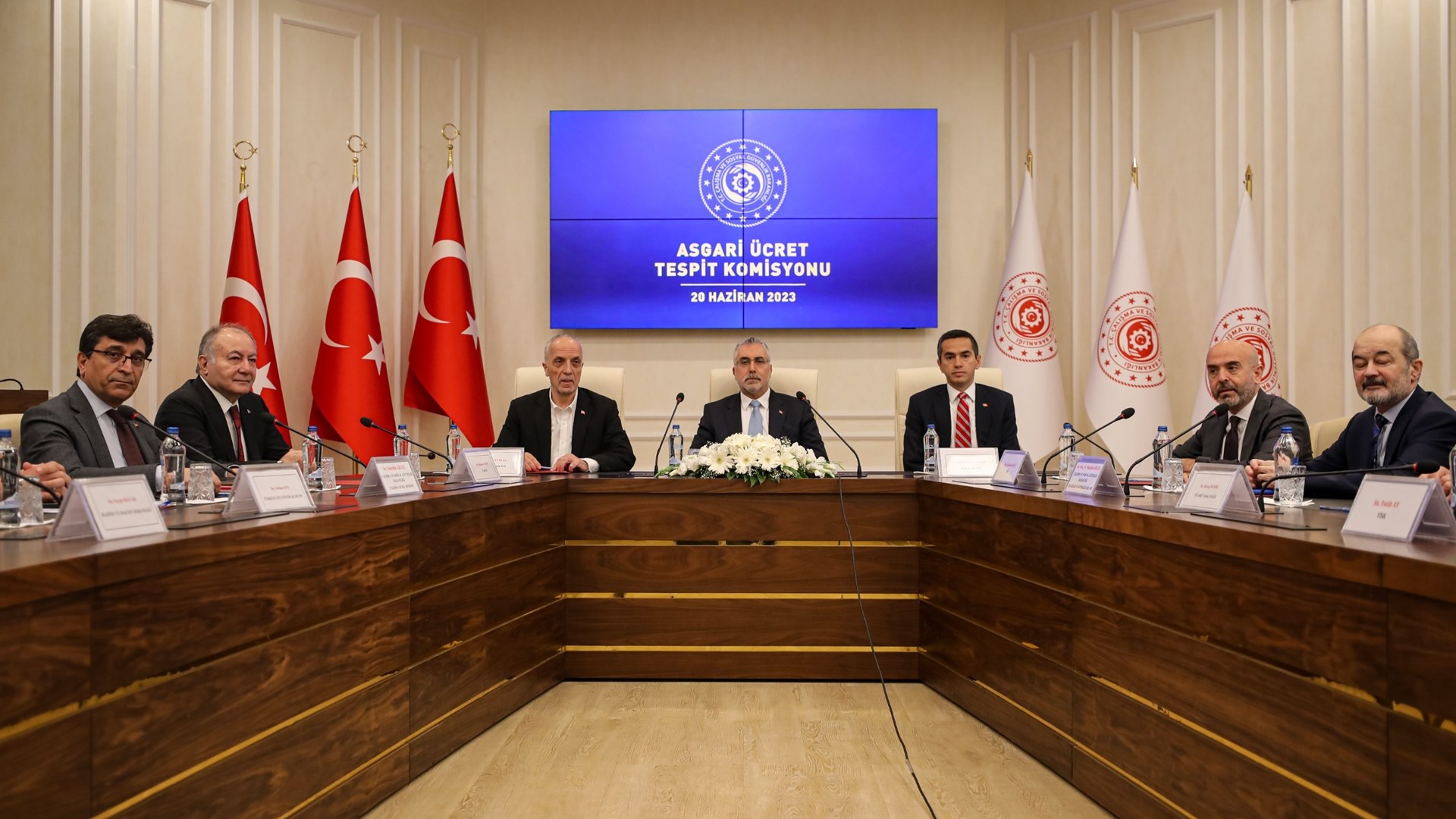 Asgari Ücret Tespit Komisyonu’nun 2023 yılı asgari ücret ara zammını belirlemek için yürüttüğü çalışmaların ardından, Çalışma ve Sosyal Güvenlik Bakanı Vedat Işıkhan, 1 Temmuz’dan itibaren geçerli olacak asgari ücreti; yüzde 34 oranında artış ile 11 bin 402 TL olarak açıkladı.