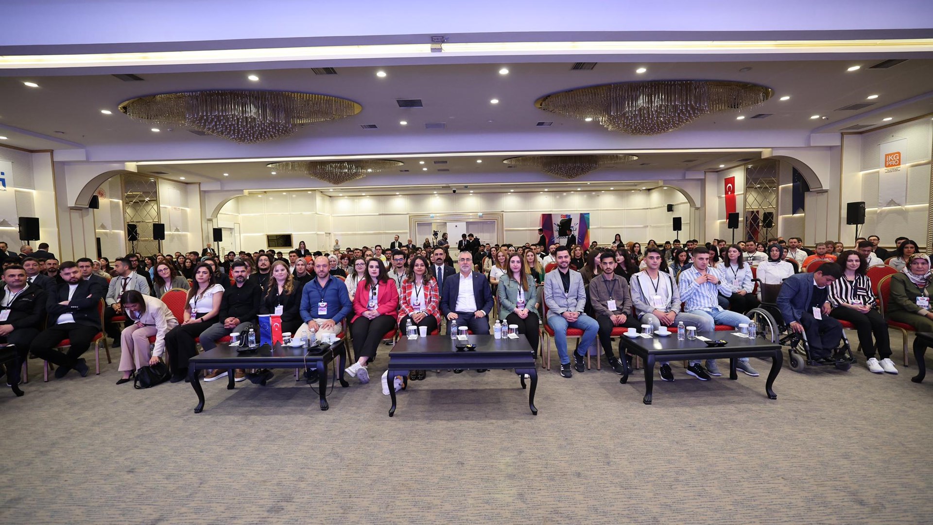 Çalışma ve Sosyal Güvenlik Bakanı Prof. Dr. Vedat Işıkhan, İŞKUR NEET PRO kapsamında ‘Gençlerle Yarına Yolculuk’ Programında gençlerle bir araya gelerek, sorularını yanıtladı.