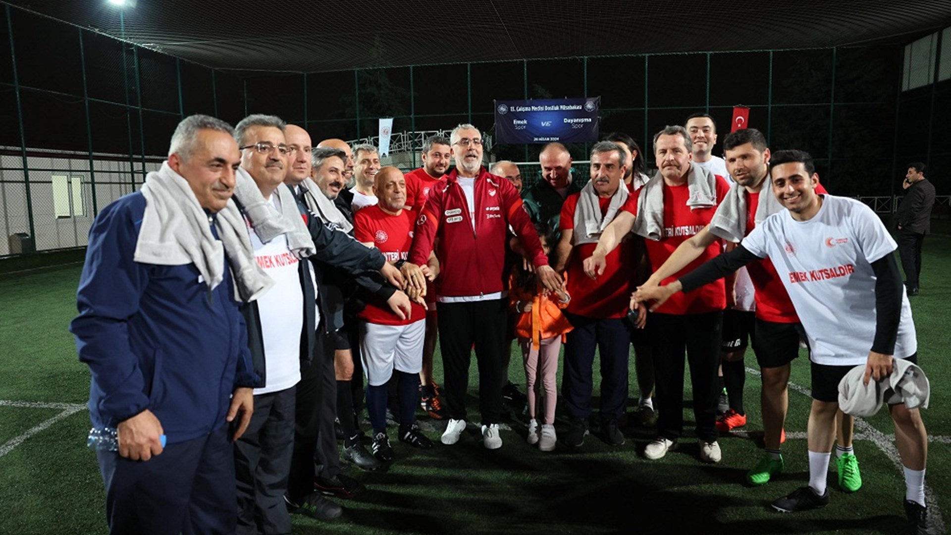 Çalışma ve Sosyal Güvenlik Bakanı Prof. Dr. Vedat Işıkhan, sendika temsilcileriyle halı sahada futbol maçı yaptı.