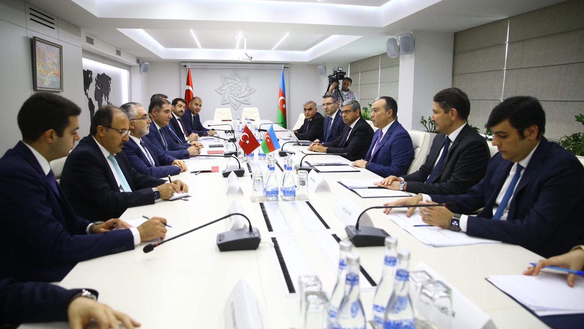 Çalışma ve Sosyal Güvenlik Bakanı Prof. Dr. Vedat Işıkhan, Azerbaycan’daki temasları kapsamında ilk olarak Azerbaycan milli lideri merhum Haydar Aliyev'in kabrini, Azerbaycan Şehitliği ve Türk Şehitliği’ni ziyaret etti.