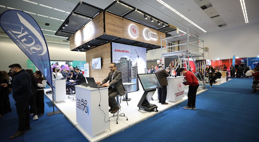 Çalışma ve Sosyal Güvenlik Bakanı Prof. Dr. Vedat Işıkhan, Türkiye Verimlilik Vakfı ve Ankara Bilim Üniversitesinin ev sahipliğinde ATO Congresium'da düzenlenen "Gelecek İçin Teknolojiler" temalı 6. Verimlilik ve Teknoloji Fuarı'nı ziyaret etti.