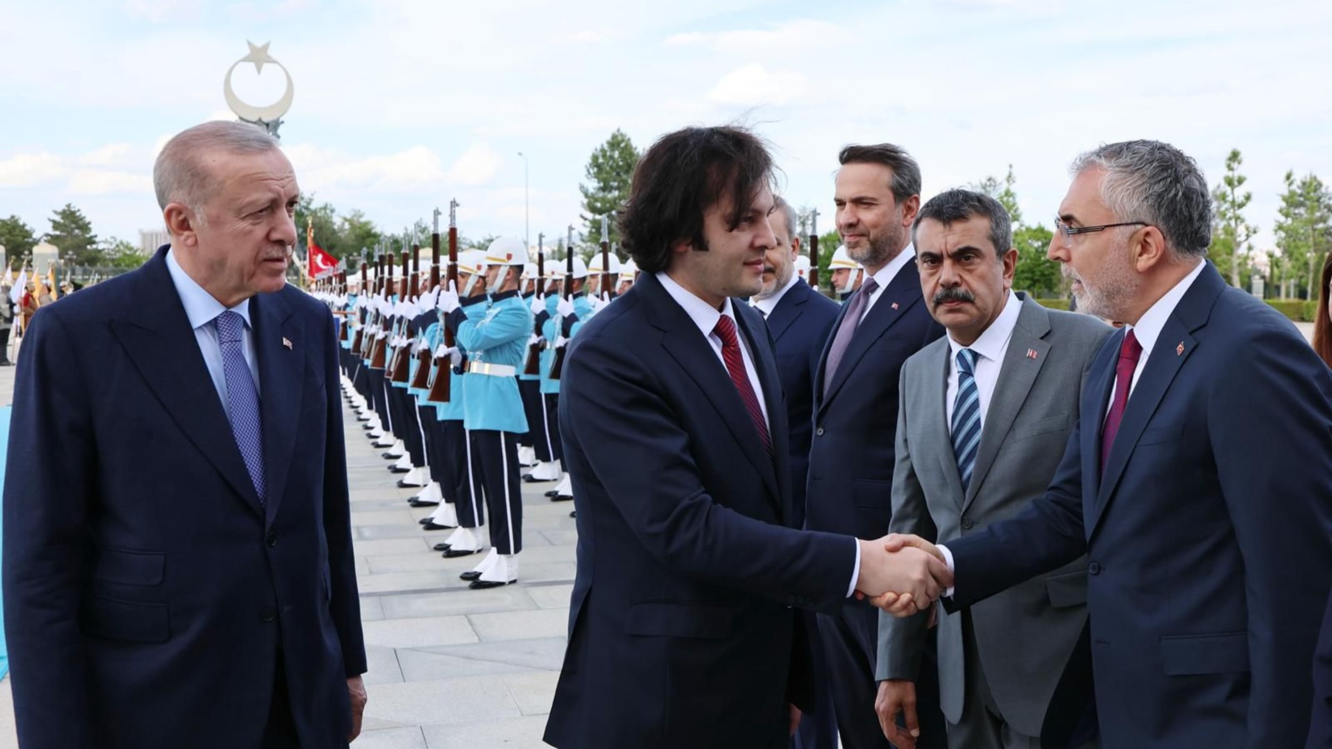 Çalışma ve Sosyal Güvenlik Bakanı Prof. Dr. Vedat Işıkhan, Cumhurbaşkanı Recep Tayyip Erdoğan’ın riyasetinde Cumhurbaşkanlığı Külliyesi’nde Gürcistan Başbakanı İrakli Kobakhidze’nin resmî kabulüne iştirak etti.
