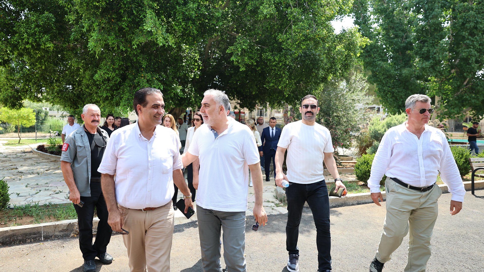 Çalışma ve Sosyal Güvenlik Bakanı Prof. Dr. Vedat Işıkhan, programlara katılmak ve çeşitli temaslarda bulunmak üzere gittiği Kuzey Kıbrıs Türk Cumhuriyeti’nde Kapalı Maraş’ı ziyaret etti.