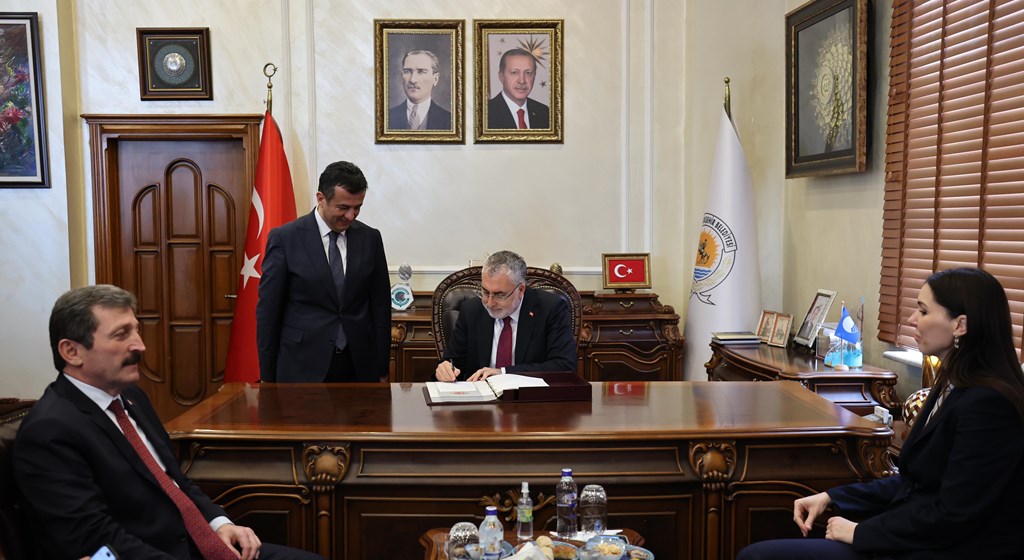 Çalışma ve Sosyal Güvenlik Bakanı Prof. Dr. Vedat Işıkhan, “Kadın İstihdam Sistemi İş-Pozitif Tanıtım Programı ve Fuar Açılışı” na katılmak ve çeşitli ziyaretlerde bulunmak üzere Samsun’a gitti.