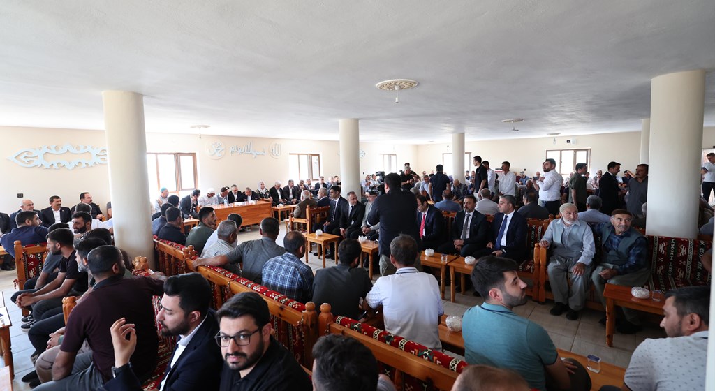 Çalışma ve Sosyal Güvenlik Bakanı Prof. Dr. Vedat Işıkhan, Diyarbakır ve Mardin'de çıkan yangın nedeniyle hayatını kaybedenlerin yakınlarına taziye ziyaretinde bulundu.