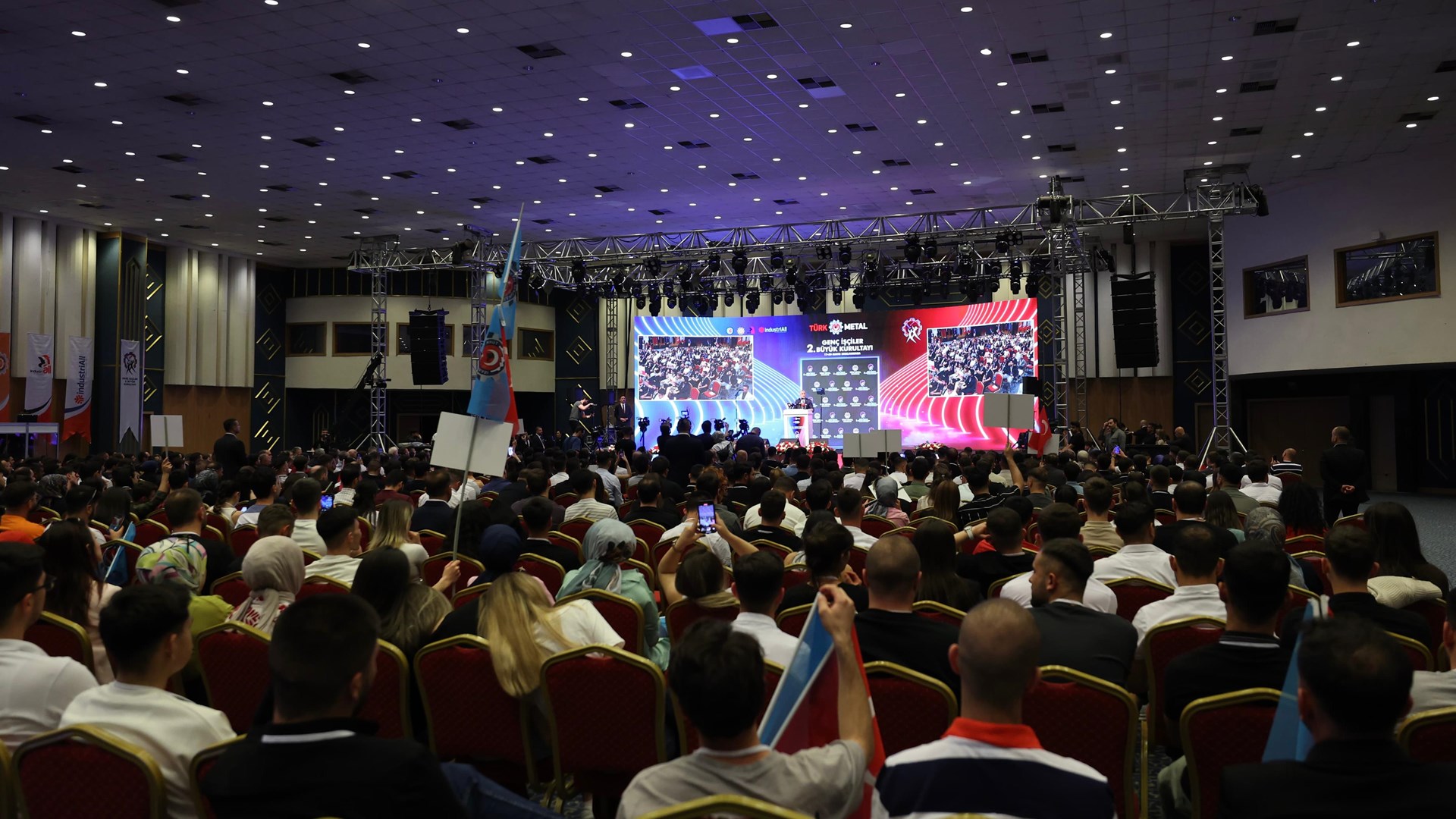 Bakan Işıkhan, Türk Metal Sendikası’nın 2. Genç İşçiler Kurultayı’na Katıldı