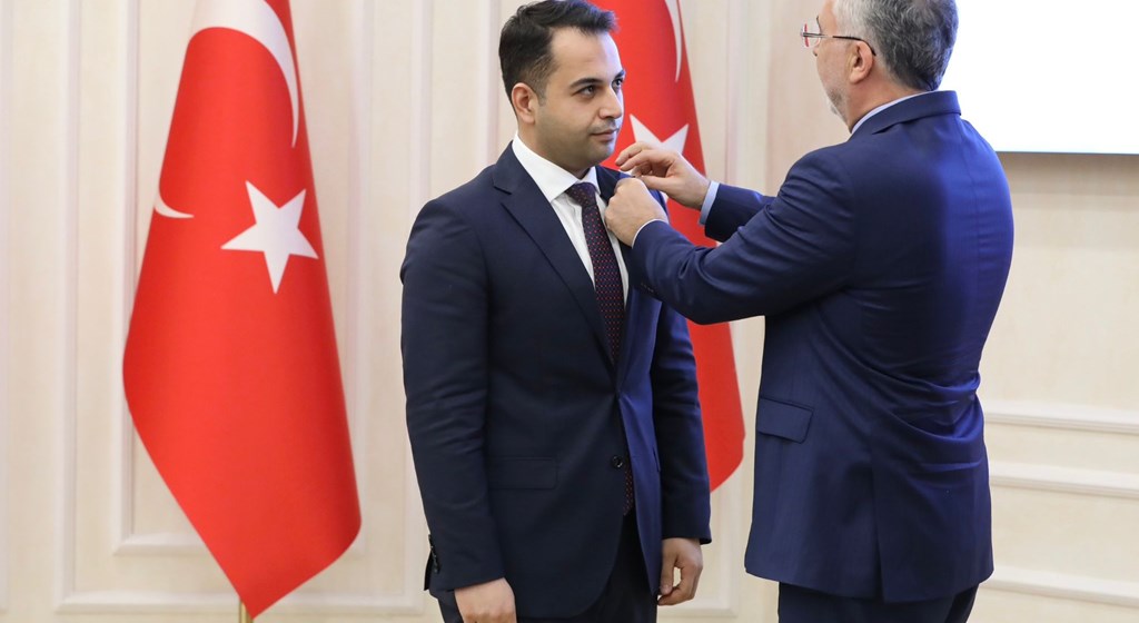 Çalışma ve Sosyal Güvenlik Bakanı Prof. Dr. Vedat Işıkhan, Çalışma ve Sosyal Güvenlik Bakanlığı Reşat Moralı Toplantı Salonu’nda düzenlenen “İş Müfettişi Yardımcıları Rozet Takma Töreni” ne katıldı.