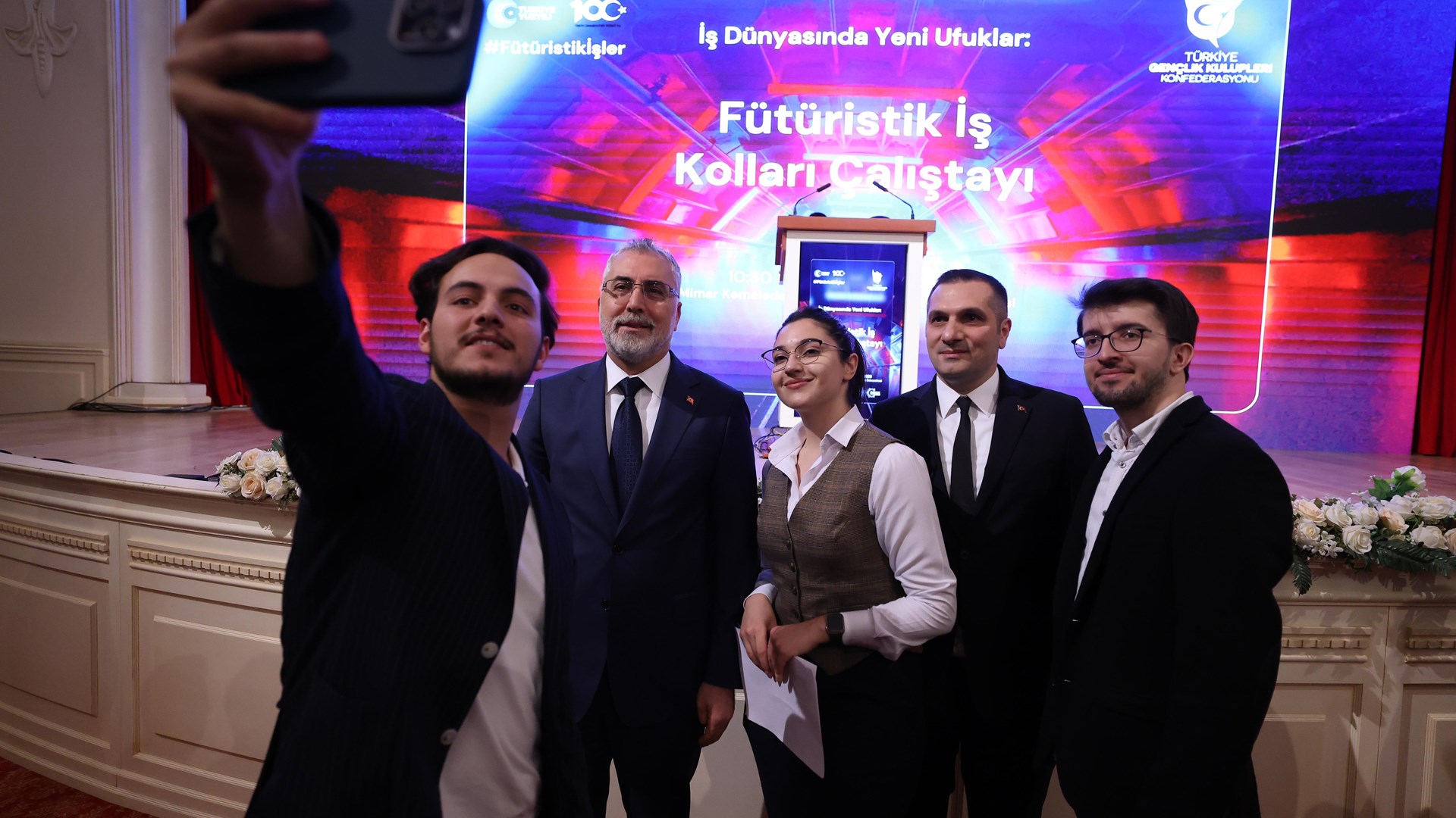 Çalışma ve Sosyal Güvenlik Bakanı Prof. Dr. Vedat Işıkhan, Türkiye İş Kurumu (İŞKUR), Gazi Üniversitesi ve Türkiye Gençlik Kulüpleri Konfederasyonu işbirliğinde Ankara Gazi Üniversitesi Mimar Kemaleddin Salonu’nda düzenlenen “İş Dünyasında Yeni Ufuklar: Fütüristik İş Kolları Çalıştayı”na katıldı.