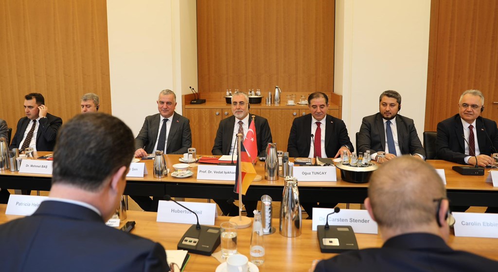 Çalışma ve Sosyal Güvenlik Bakanı Prof. Dr. Vedat Işıkhan, Türkiye – Almanya Bakanlıklararası Ortak Çalışma Grubu 7. Toplantısı’na katılmak ve çeşitli temaslarda bulunmak üzere Berlin’e gitti.