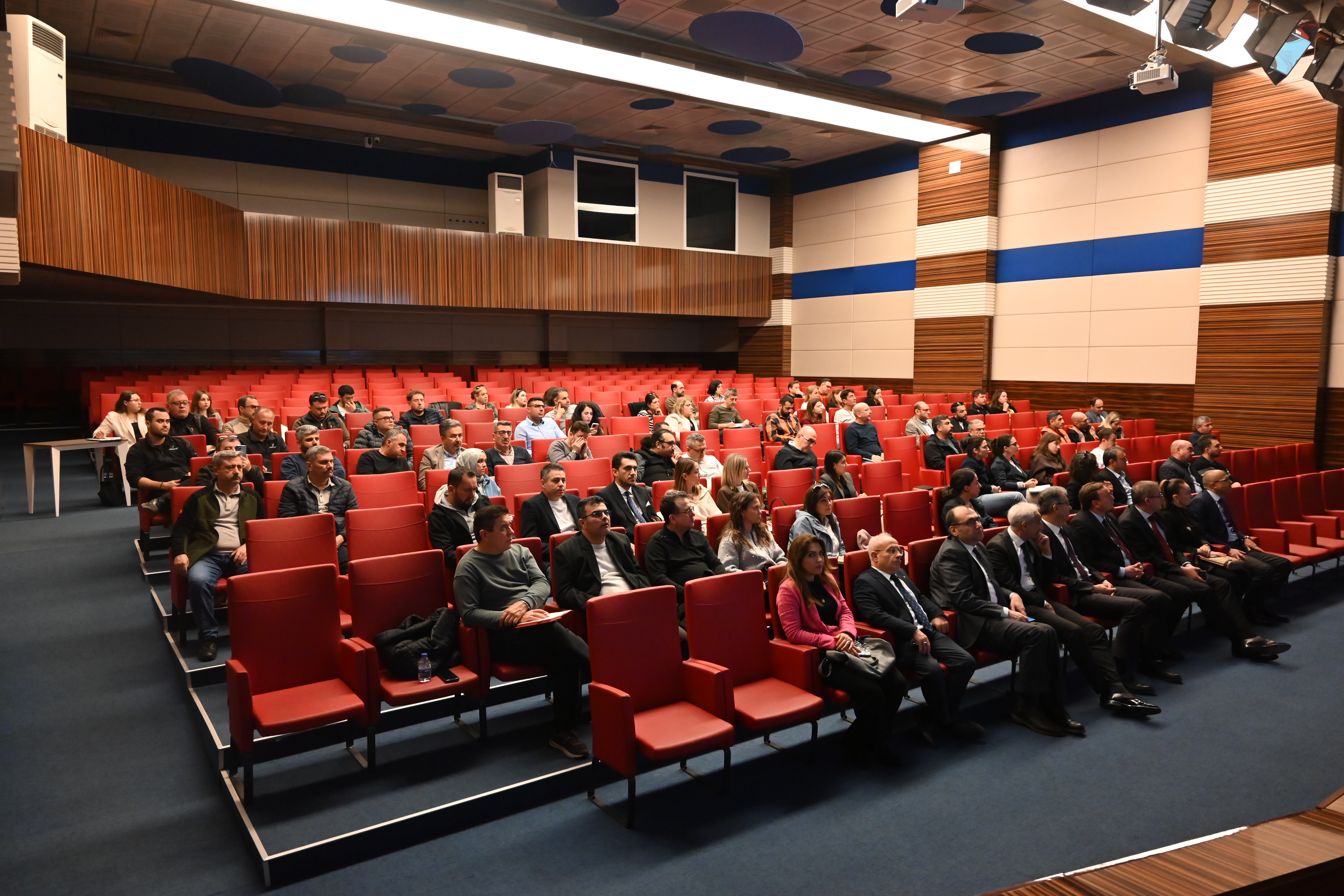 Rehberlik ve Teftiş Başkanlığı tarafından Balıkesir Sanayi Odası ve Balıkesir Ticaret Odası iş birliğinde, 08 Nisan 2026 tarihinde iş sağlığı ve güvenliği ile işin yürütümü teftişleri hakkında bilgilendirme toplantısı düzenledi. 