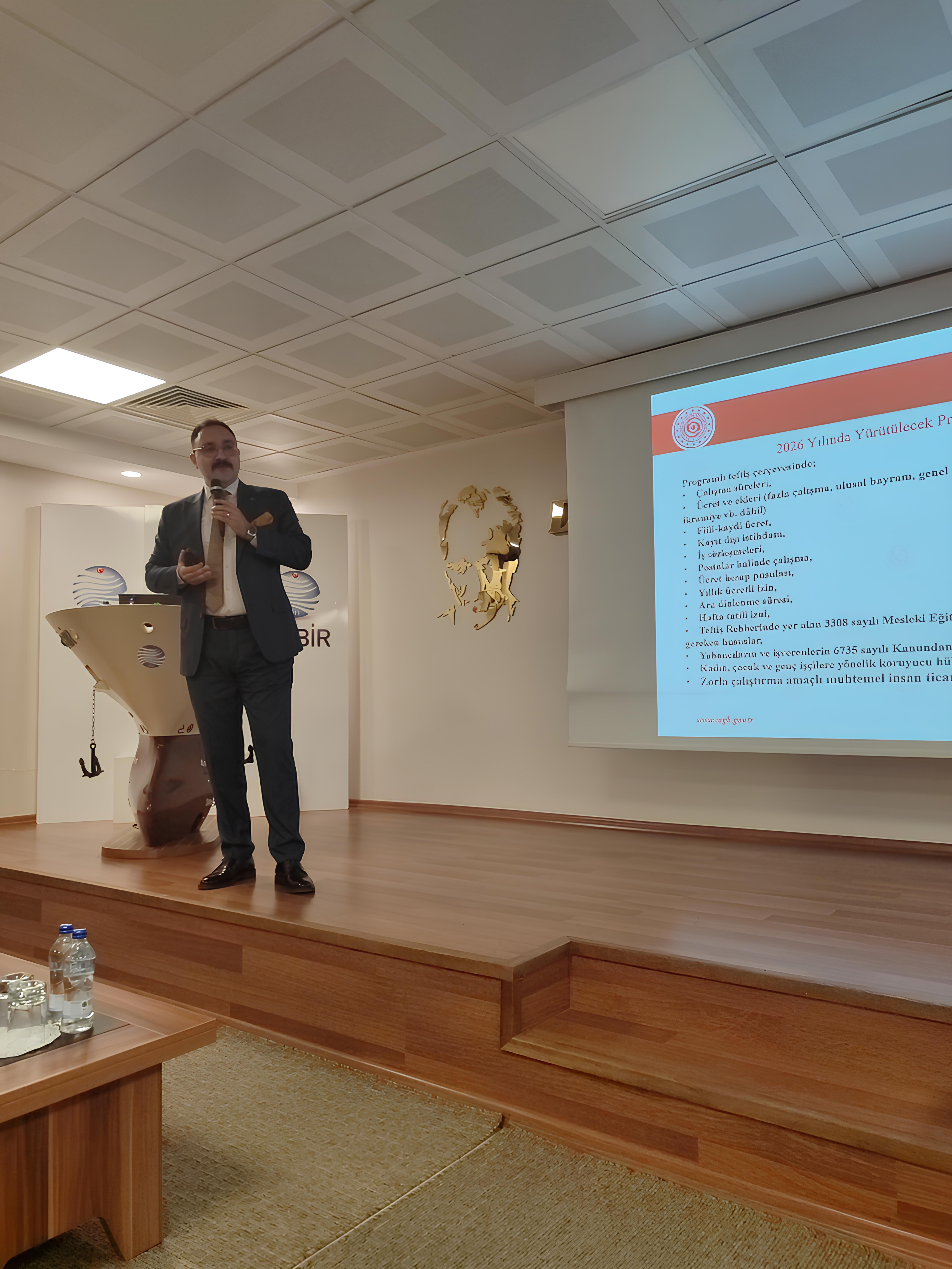 Rehberlik ve Teftiş Başkanlığı tarafından Türkiye Gemi İnşa Sanayicileri Birliği (GİSBİR) ev sahipliğinde, 8 Nisan 2026 tarihinde “Tersane ve Gemi İnşa İşyerlerinde Çalışma Koşullarının İyileştirilmesi Programlı Teftişi” kapsamında bilgilendirme toplantısı düzenlendi.