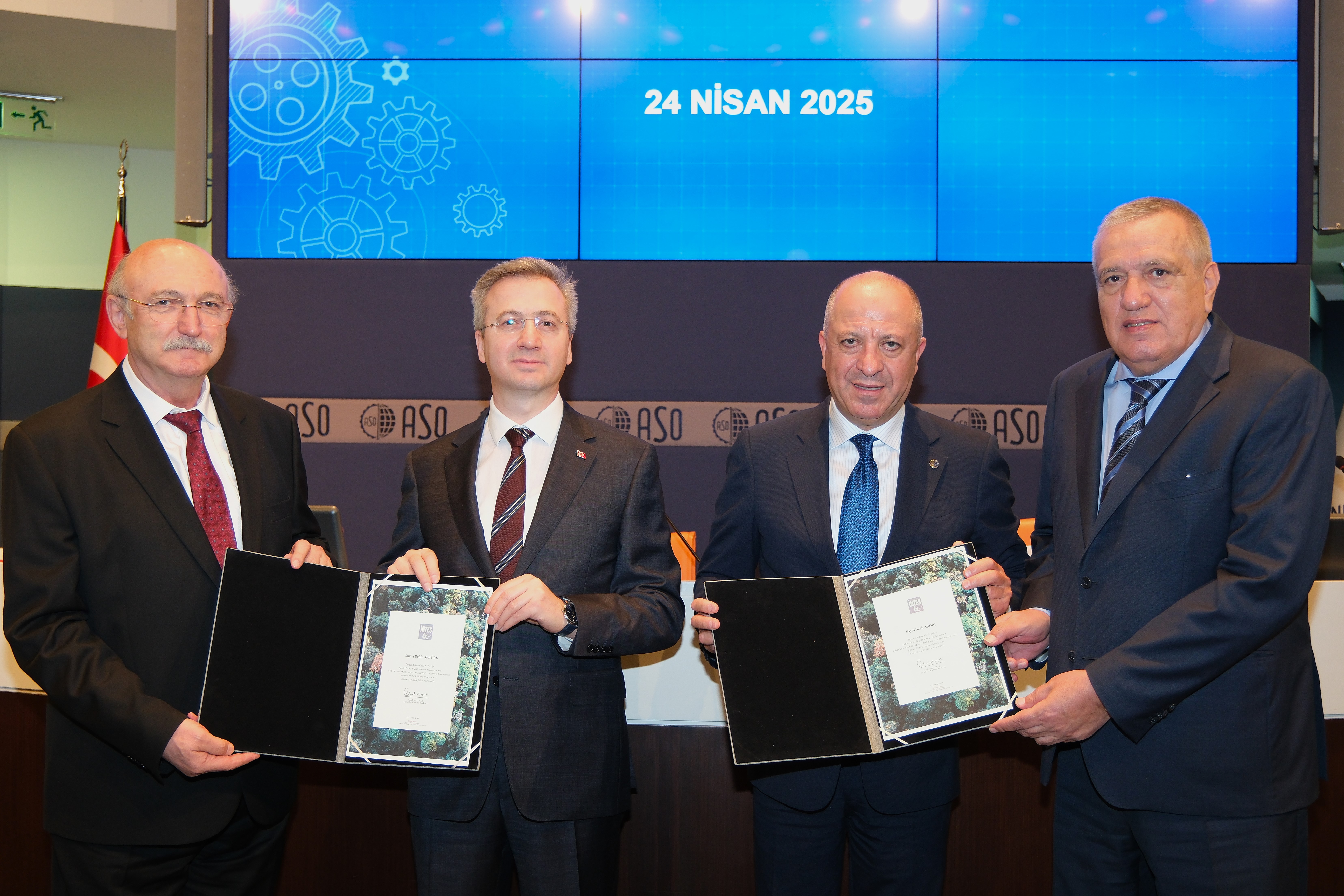 Rehberlik ve Teftiş Başkanlığı tarafından çalışma ortamı ile çalışma koşullarına ilişkin farkındalık oluşturmak amacıyla düzenlenen rehberlik ve bilgilendirme toplantısı, Ankara Sanayi Odası (ASO) ev sahipliğinde Türkiye İnşaat Sanayicileri İşveren Sendikası(İNTES) ile Türkiye Müteahhitler Birliği’nden(TMB) sektör temsilcilerinin katılımıyla 24 Nisan 2025 tarihinde gerçekleştirildi.