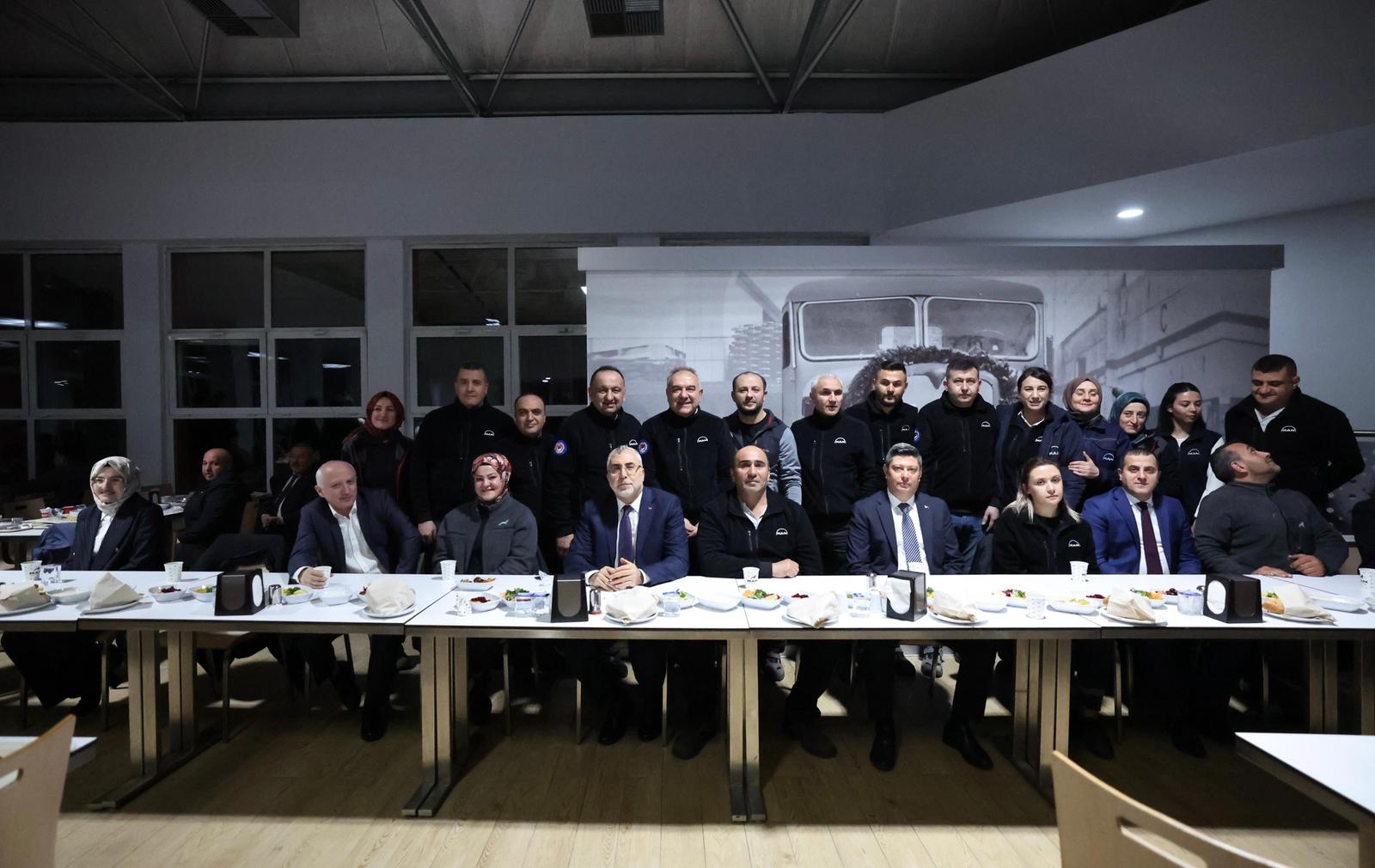 Bakan Işıkhan, İlk İftarını Fabrikada İşçilerle Yaptı