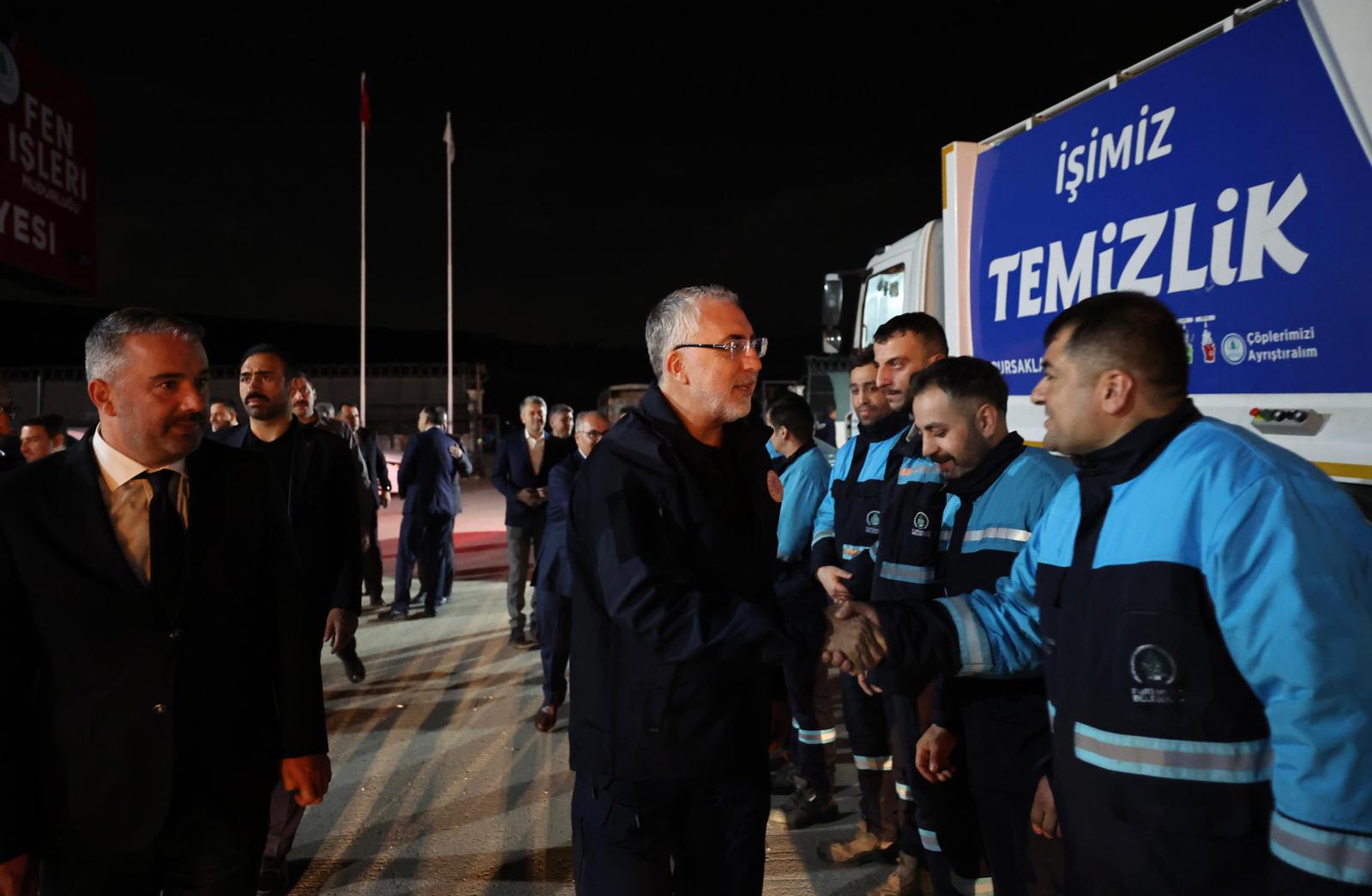 Çalışma ve Sosyal Güvenlik Bakanı Vedat Işıkhan, Pursaklar Belediyesi işçilerini ziyaret ederek, 1 Mayıs Emek ve Dayanışma Günü'nü kutladı.
