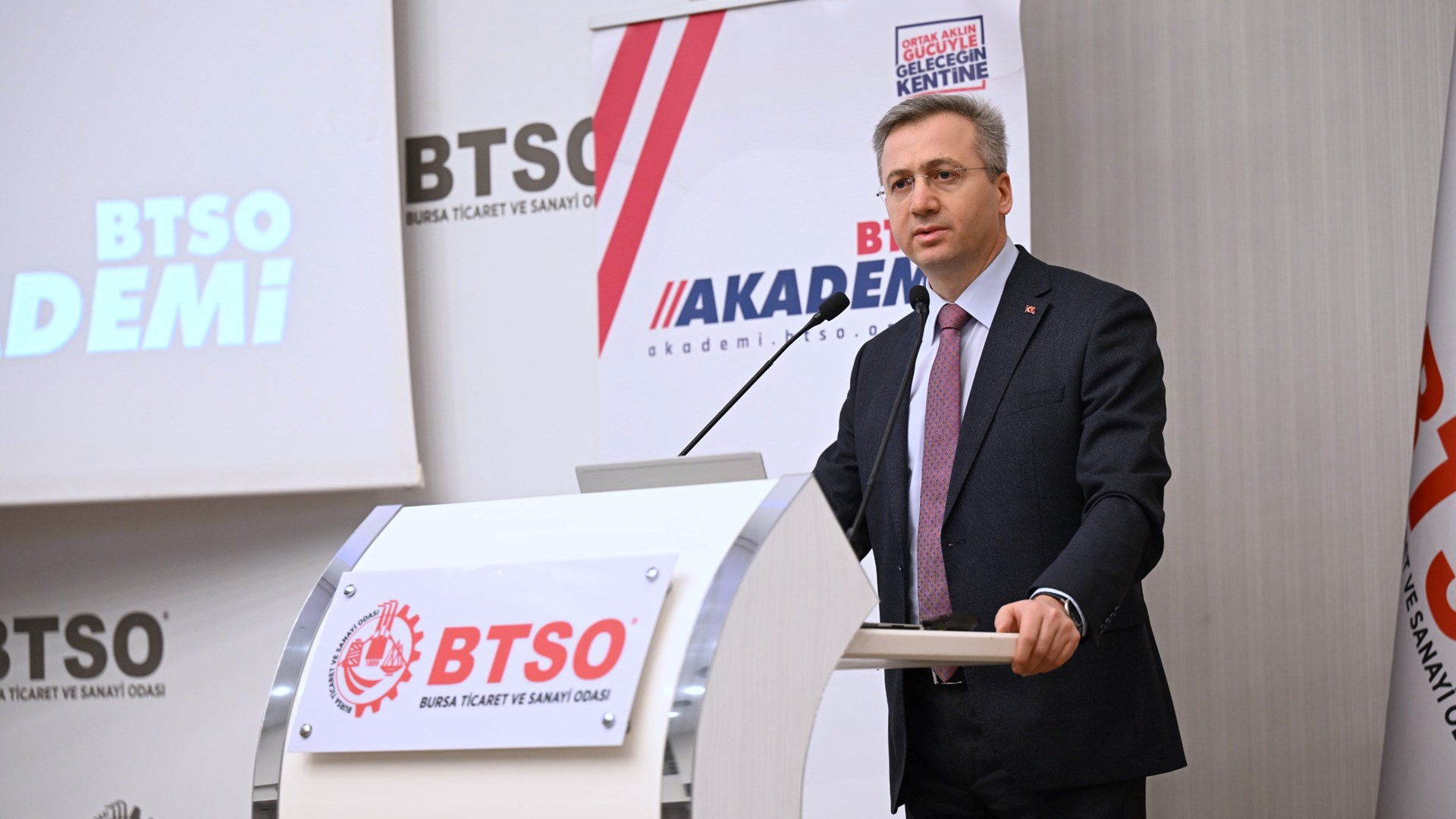 Rehberlik ve Teftiş Başkanlığı tarafından, Bursa Ticaret ve Sanayi Odası (BTSO) ev sahipliğinde, 6 Şubat 2025 tarihinde iş teftiş faaliyetleri ve mevzuat hakkında bilgilendirme toplantısı düzenledi.