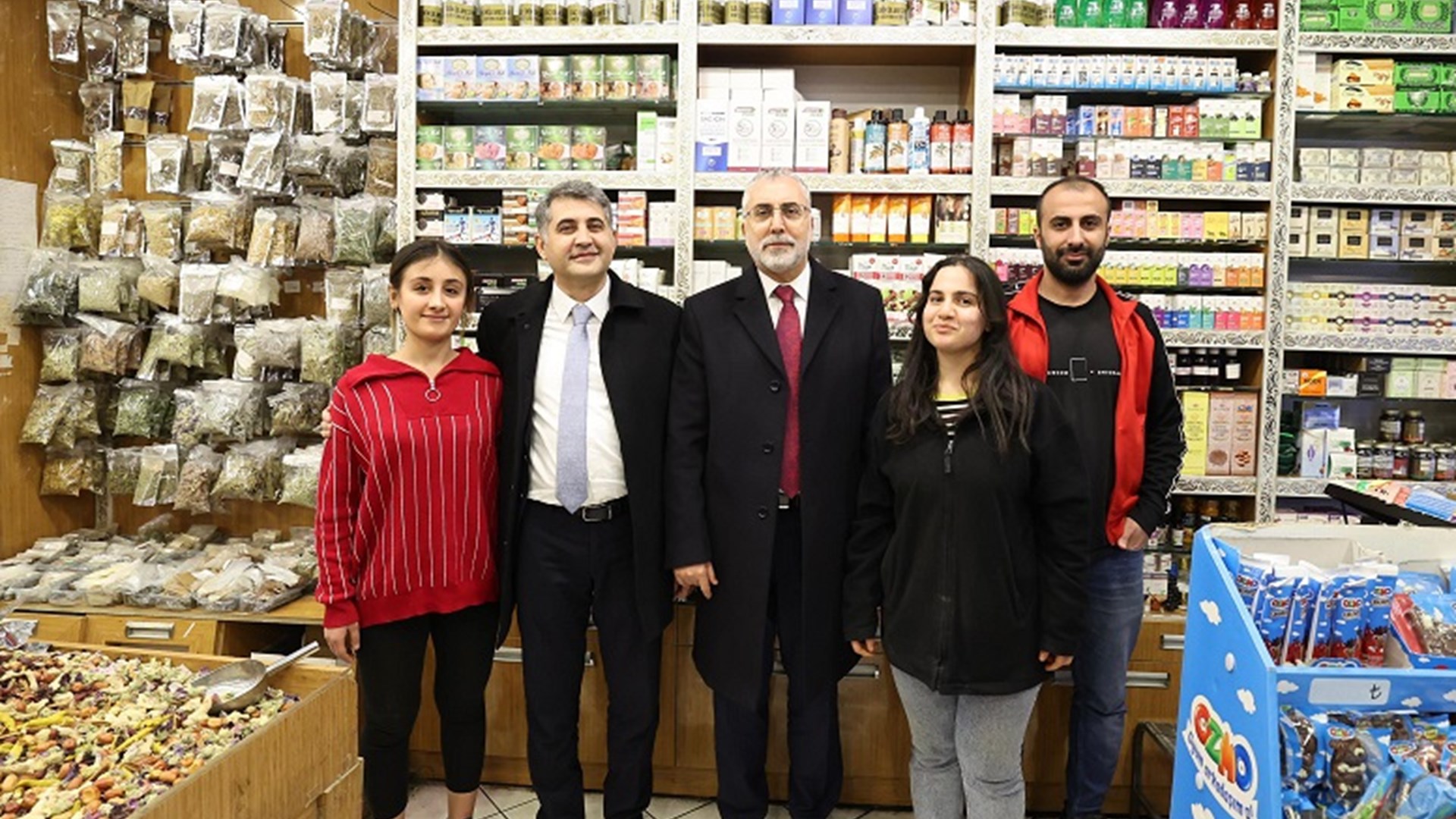 Çalışma ve Sosyal Güvenlik Bakanı Prof. Dr. Vedat Işıkhan, çeşitli temaslarda bulunmak ve programlara katılmak üzere Batman’a gitti.