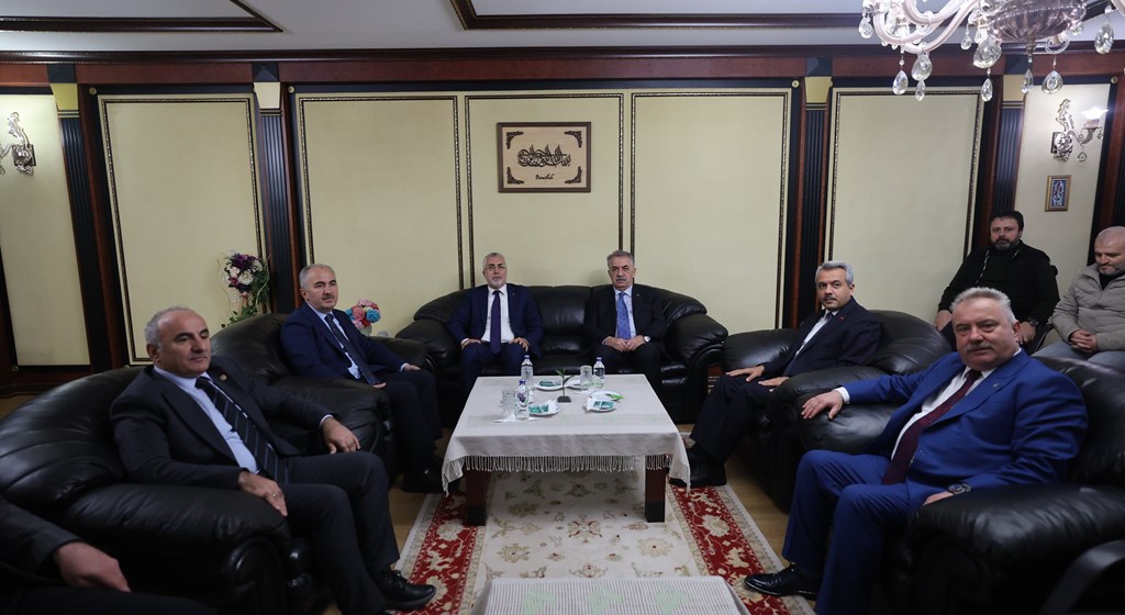 Çalışma ve Sosyal Güvenlik Bakanı Prof. Dr. Vedat Işıkhan, çeşitli ziyaretlerde bulunmak ve programlara katılmak üzere Rize’ye gitti.