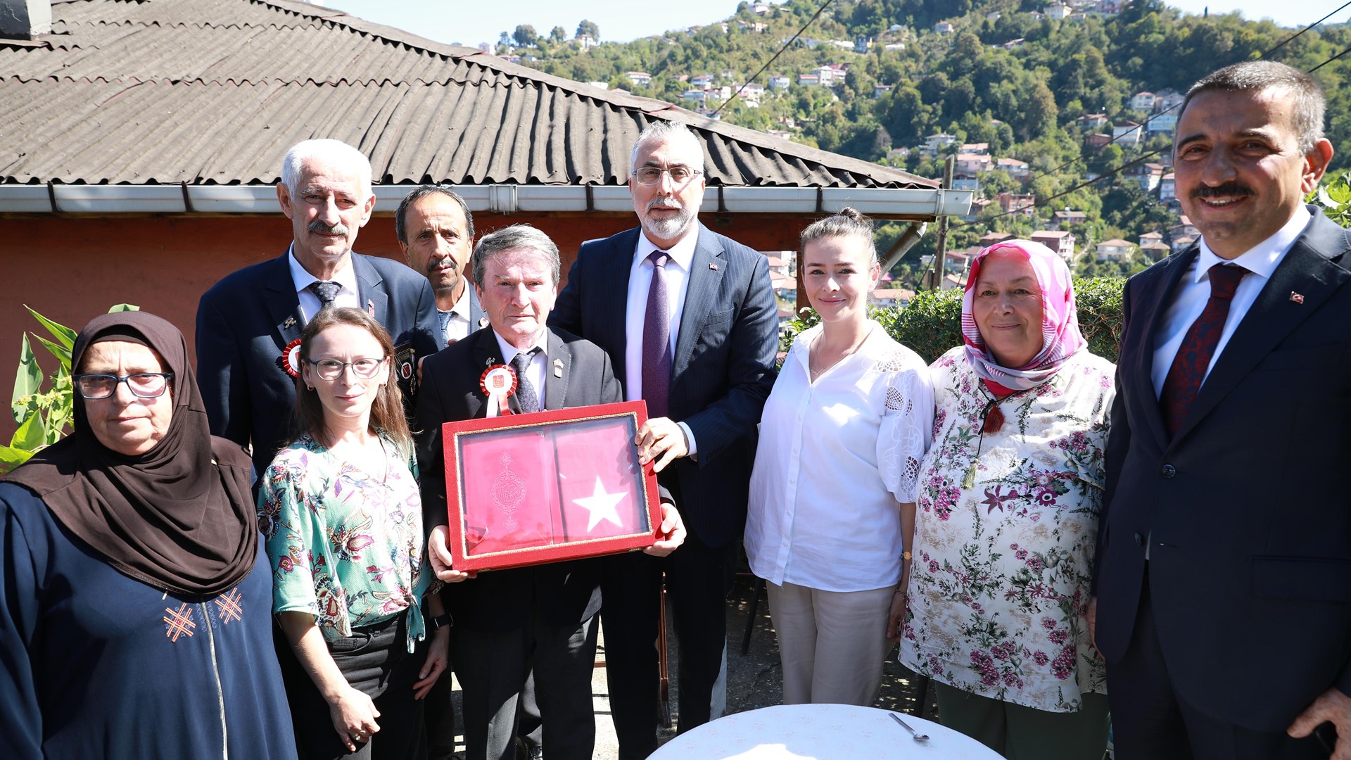 Çalışma ve Sosyal Güvenlik Bakanı Prof. Dr. Vedat Işıkhan, “Şehir Buluşmaları” kapsamında ziyaretlerde bulunmak ve programlara katılmak üzere Zonguldak’a gitti.