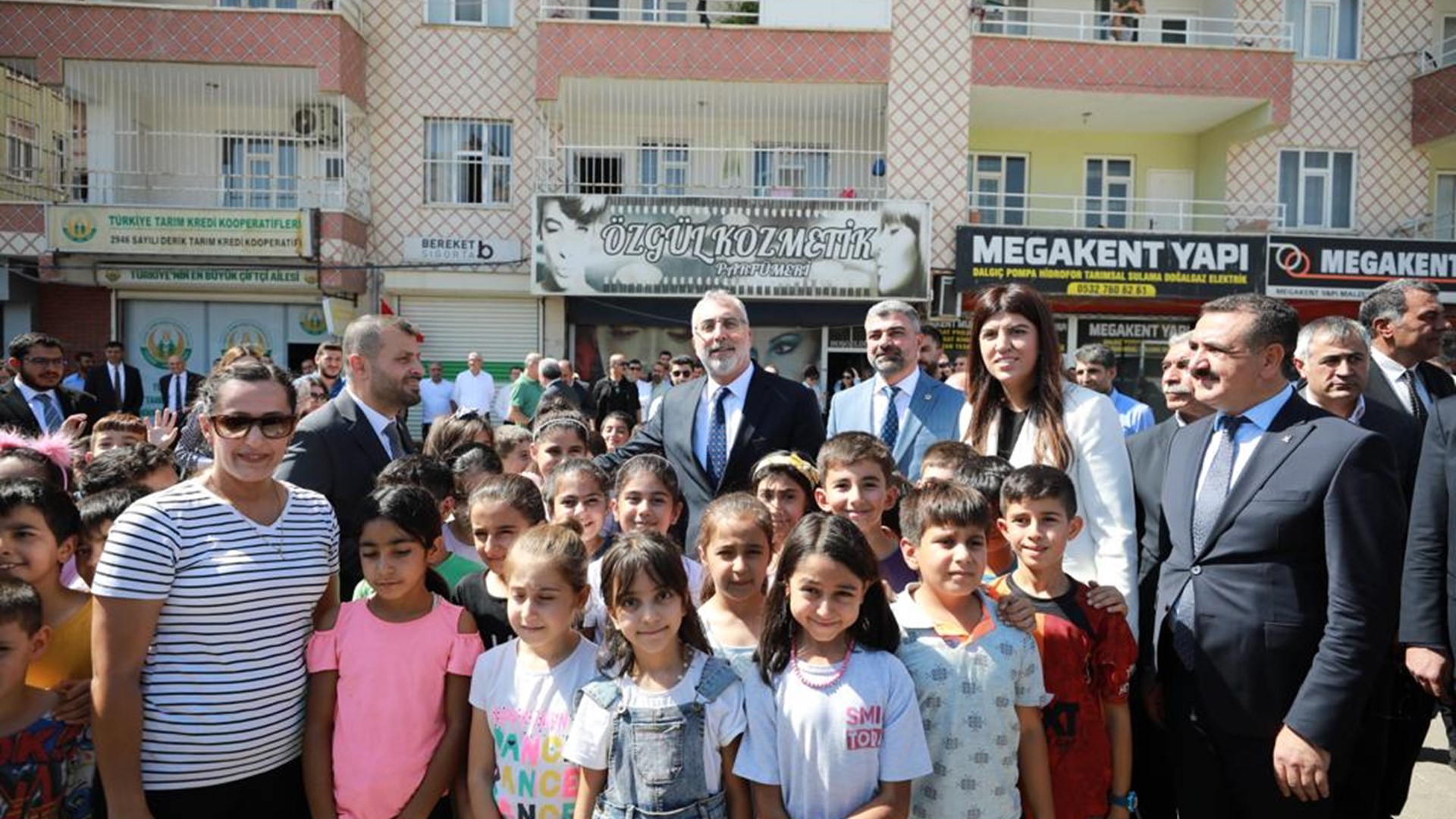 Çalışma ve Sosyal Güvenlik Bakanı Prof. Dr. Vedat Işıkhan, bir dizi ziyaretlerde bulunmak ve programlara katılmak üzere Mardin’e gitti.