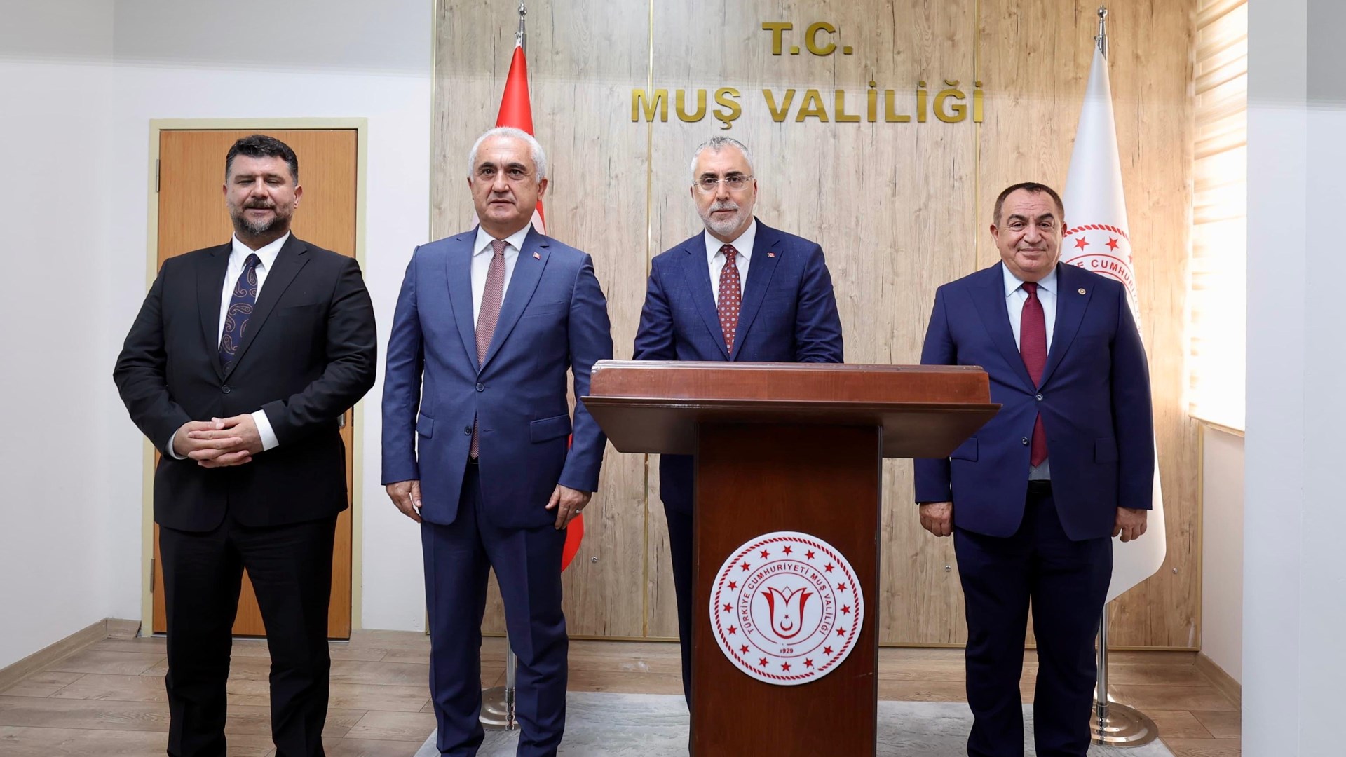 Bakan Işıkhan, Muş’ta Ziyaretlerde Bulundu