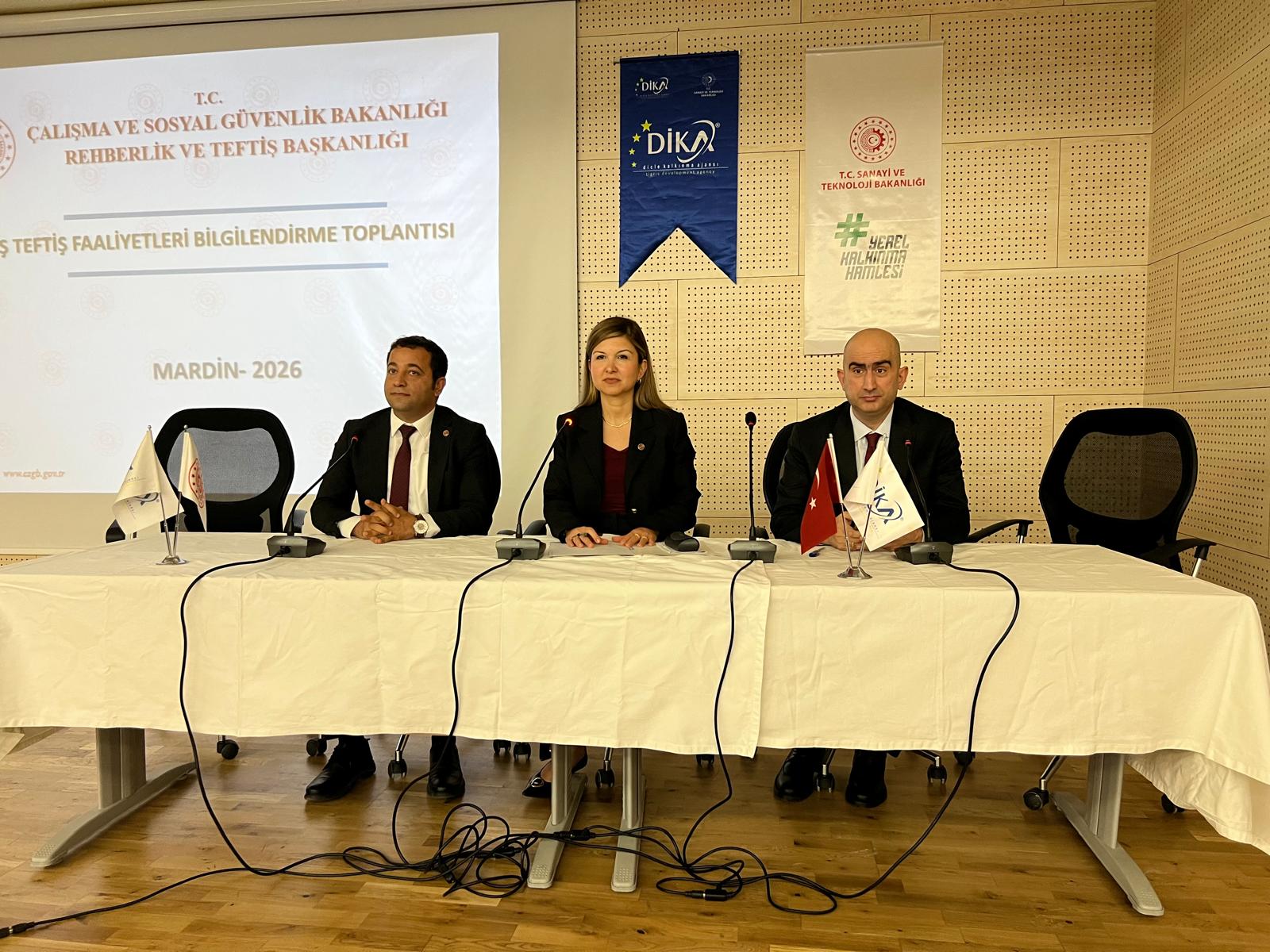 Başkanlığımız koordinasyonunda, Başkanlığımızca benimsenen çalışma hayatında rehberlik temelli, önleyici ve çözüm odaklı teftiş anlayışının gereği, paydaşlarla diyalog ve işbirliği anlayışının güçlendirilmesi ile mevzuata uyum süreçlerinde işverenlerin bilgilendirilmesi amacıyla 4 Haziran 2026 tarihinde bilgilendirme toplantısı düzenlendi. İş sağlığı ve güvenliği ile işin yürütümü teftişlerini merkezine alan programda, rehberlik faaliyetlerinin çalışma barışına sağladığı katkılar vurgulandı.