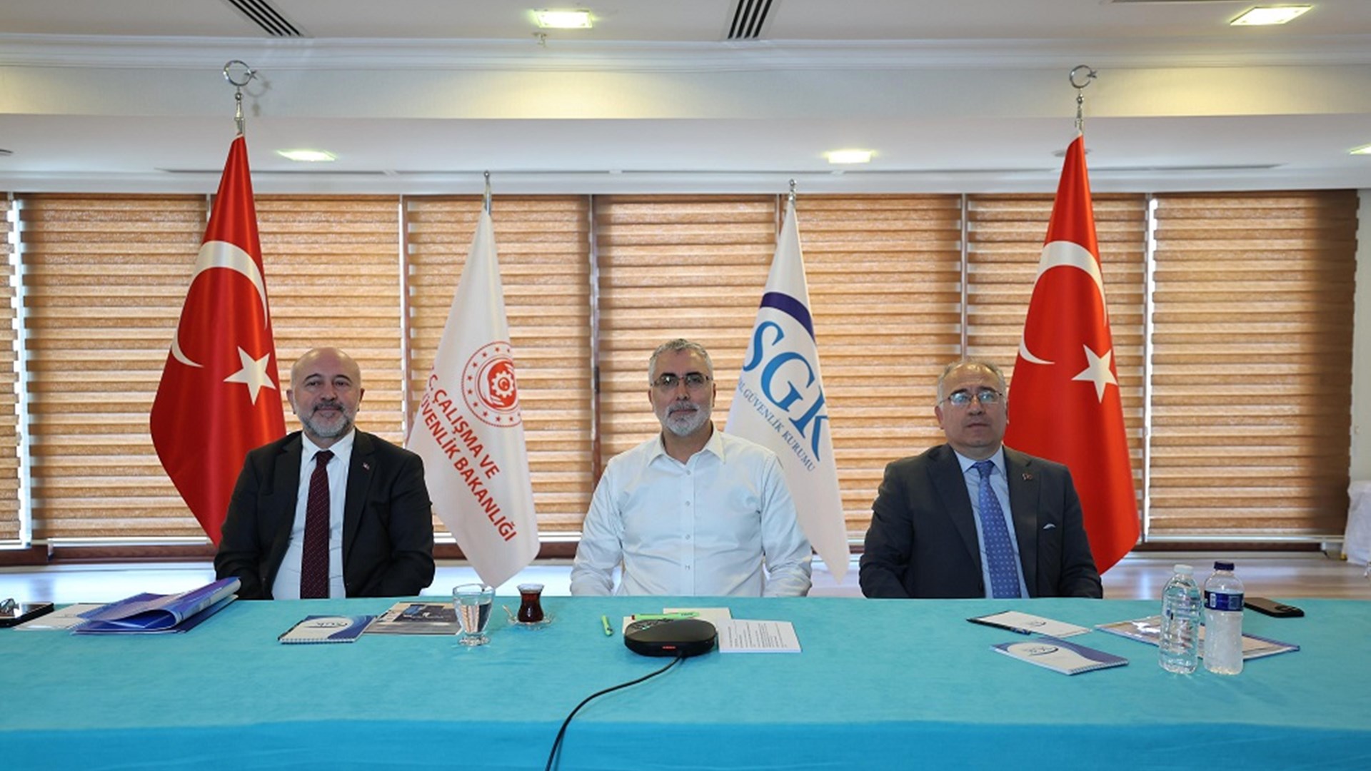 Çalışma ve Sosyal Güvenlik Bakanı Prof. Dr. Vedat Işıkhan, 81 ilin SGK il müdürleri ile toplantı yaptı.