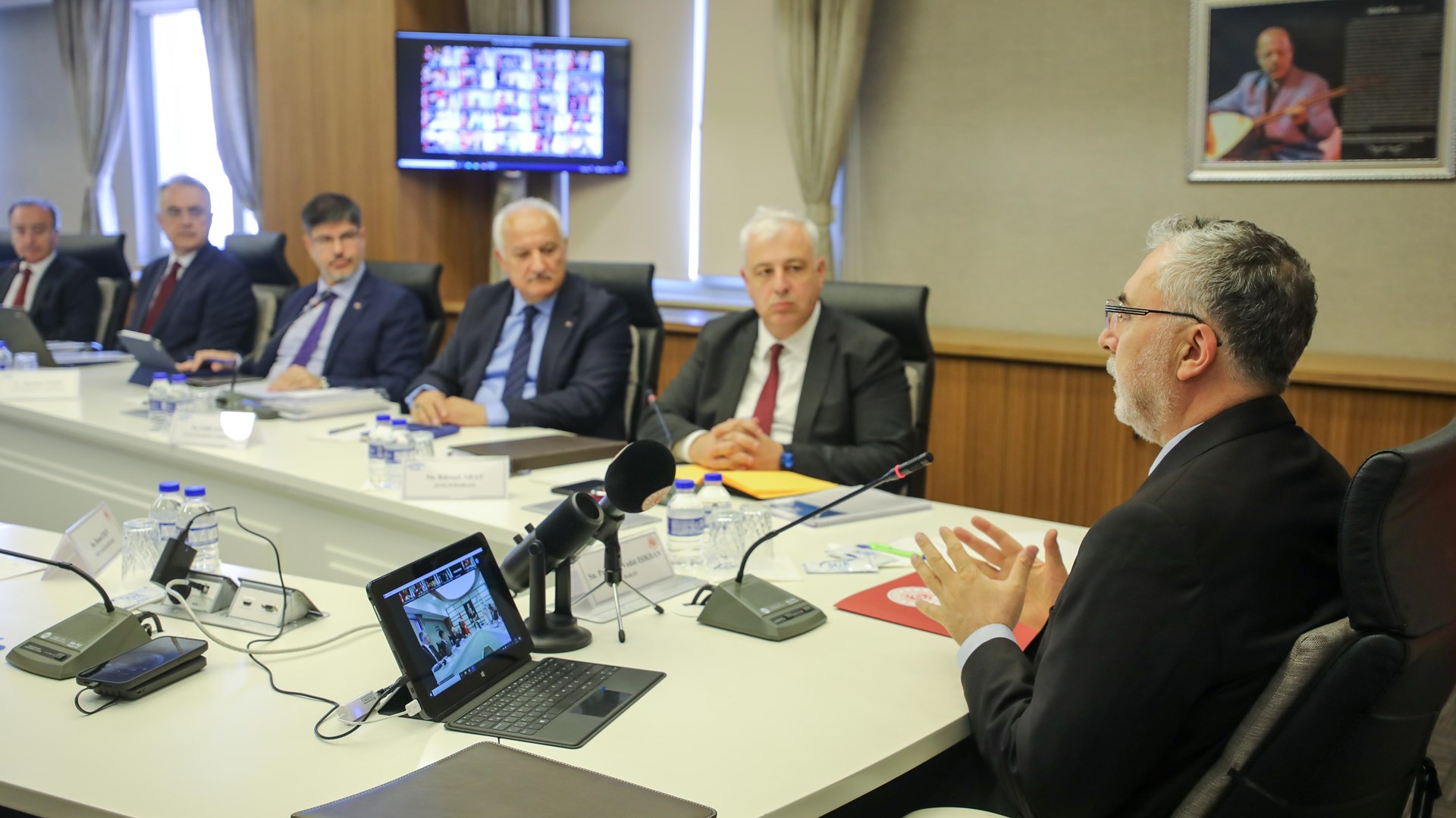 Çalışma ve Sosyal Güvenlik Bakanı Vedat Işıkhan, 81 ilin Türkiye İş Kurumu İl Müdürleri ve Sosyal Güvenlik Kurumu İl Müdürleri ile online olarak toplantı yaptı.