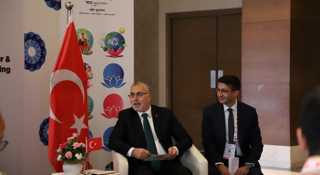alışma ve Sosyal Güvenlik Bakanı Vedat Işıkhan, G20 Çalışma ve İstihdam Bakanları Toplantısı için gittiği Hindistan'da Endonezya, Hindistan, Brezilya ve Hollandalı mevkidaşlarıyla bir araya geldi.