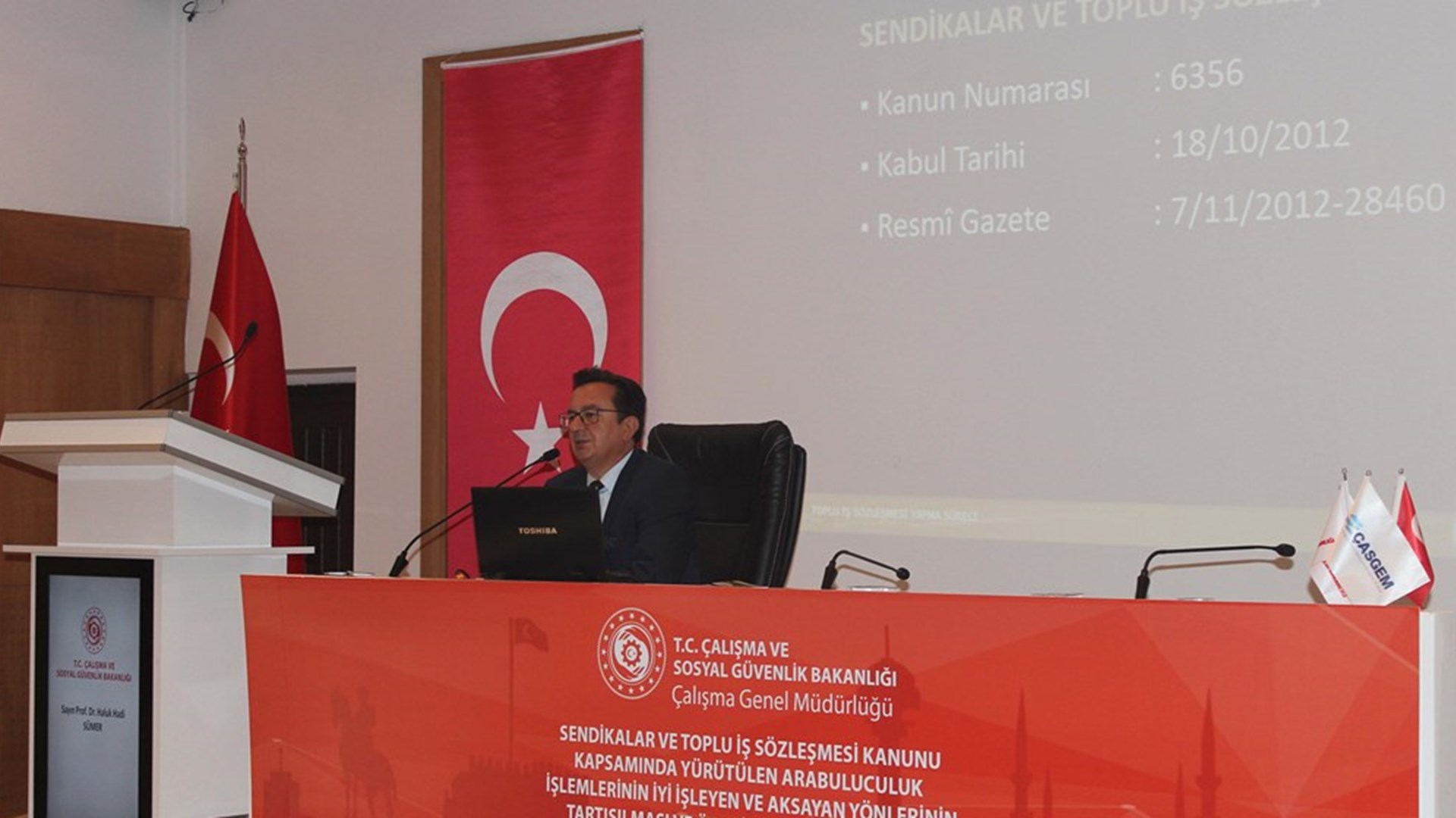 Genel Müdürlüğümüzce düzenlenen "Sendikalar ve Toplu İş Sözleşmesi Kanunu Kapsamında Yürütülen Arabulucu İşlemlerinin İyi İşleyen ve Aksayan Yönlerinin Tartışılması ve Önerilerin Gerçekleştirilmesi Projesi" eğitiminde, arabuluculuk sürecindeki aksaklıklar ve çözüm önerileri kapsamlı bir şekilde tartışıldı.