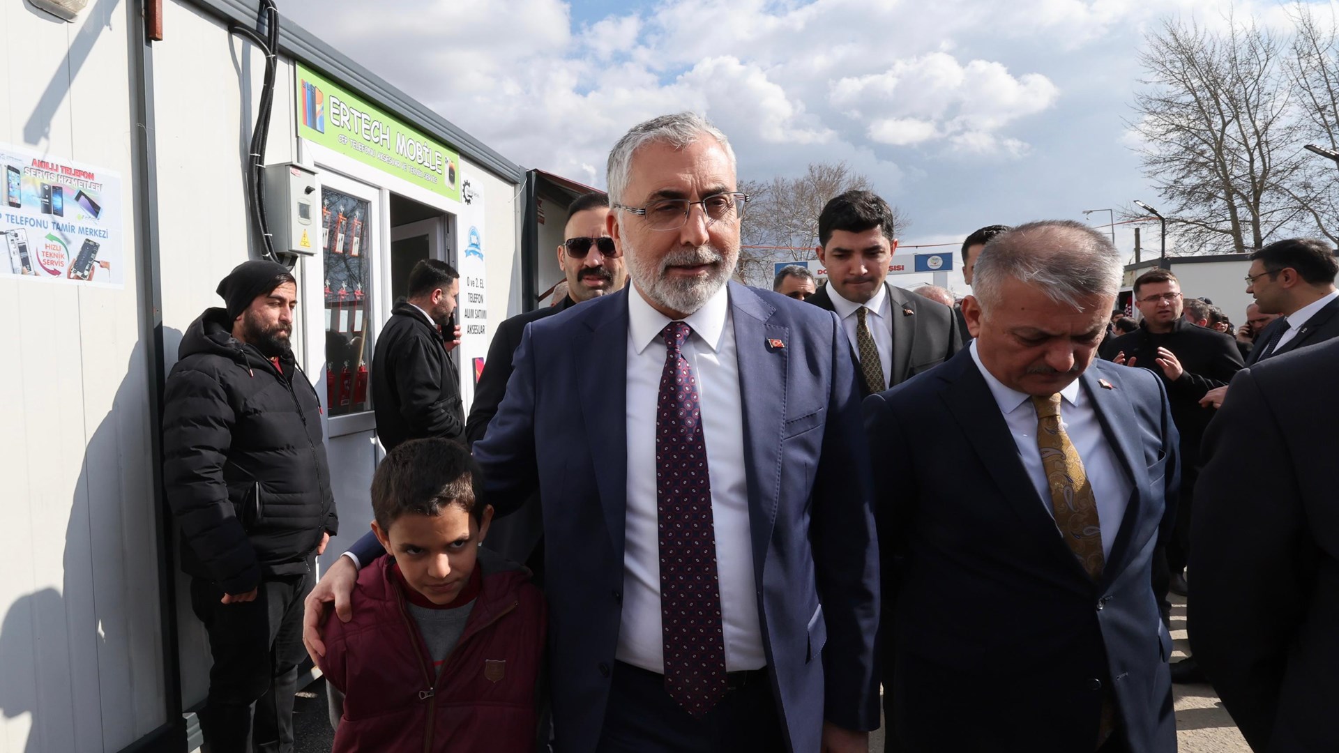 Çalışma ve Sosyal Güvenlik Bakanı Prof. Dr. Vedat Işıkhan, çeşitli ziyaretlerde bulunmak ve programlara katılmak üzere Malatya’ya gitti.