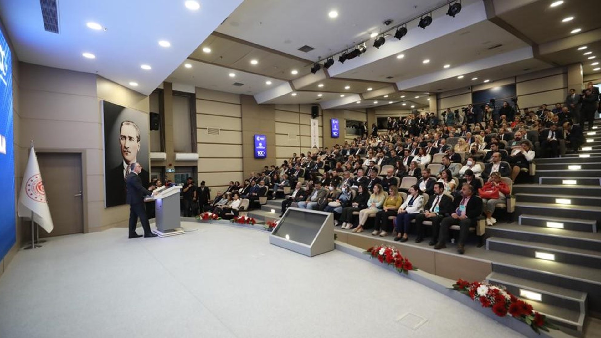 Çalışma ve Sosyal Güvenlik Bakanı Prof. Dr. Vedat Işıkhan, İŞKUR Genel Müdürlüğü’nde düzenlenen Türkiye Yüzyılı’nda İş Kazalarına Önleyici Yaklaşımlar seminerine katıldı.