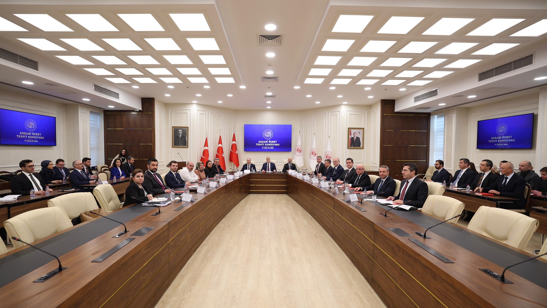 Bakan Işıkhan, Asgari Ücret Tespit Komisyonu’nun Üçüncü Toplantısına Başkanlık Etti