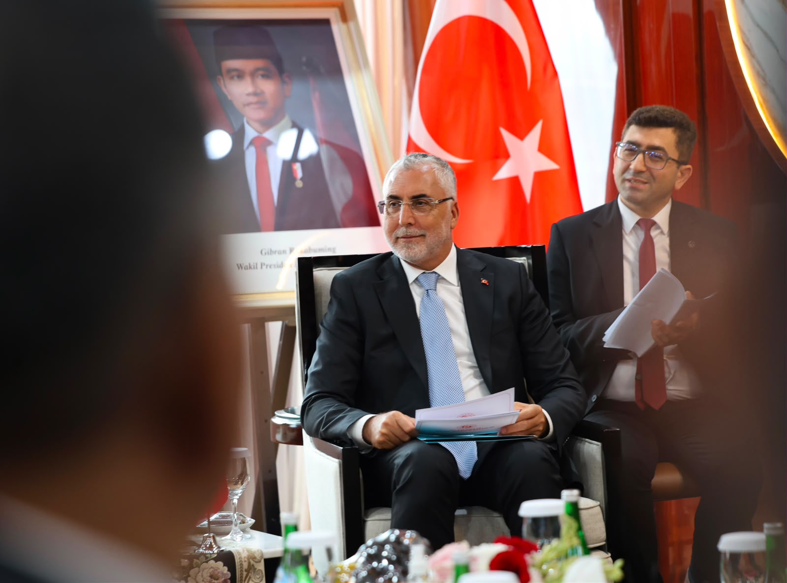 Türkiye-Endonezya Bakanlıklararası Ortak Çalışma Komisyonu Birinci Toplantısı, Çalışma ve Sosyal Güvenlik Bakanı Prof. Dr. Vedat Işıkhan ile Endonezya İşgücü Bakanı Prof. Dr. Yassierli ve Endonezya ve Türkiye heyetlerinin katılımıyla Cakarta’da gerçekleşti.