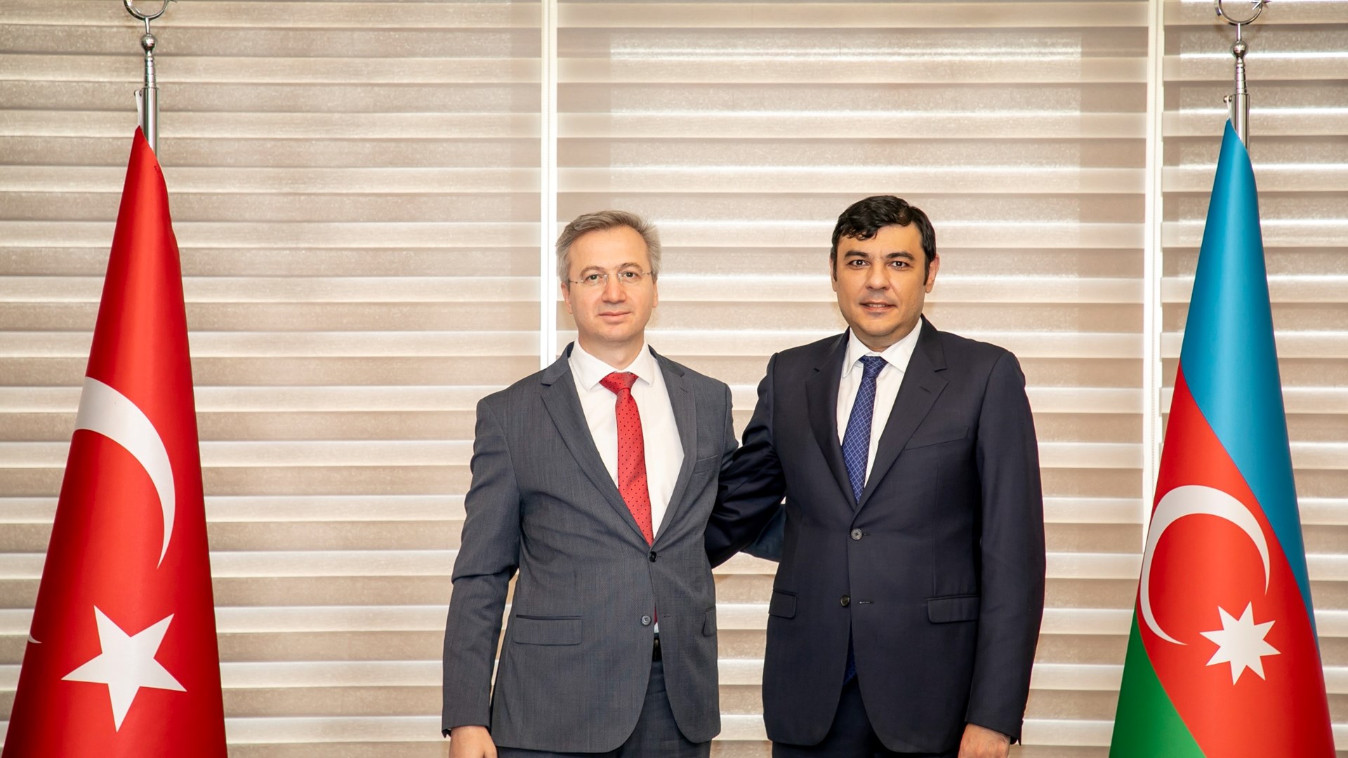 Türkiye Cumhuriyeti Çalışma ve Sosyal Güvenlik Bakanlığı ile Azerbaycan Cumhuriyeti Çalışma ve Halkın Sosyal Koruması Bakanlığı arasındaki 11. Ortak Daimî Komisyon Toplantısı’nda kabul edilen “2024-2025 Eylem Planı” çerçevesinde, Rehberlik ve Teftiş Başkanımız Bekir Aktürk ve beraberindeki heyet, Azerbaycan’a çalışma ziyareti gerçekleştirdi. Ziyaret kapsamında, 23 Eylül 2025 tarihinde çeşitli oturumlar düzenlendi.