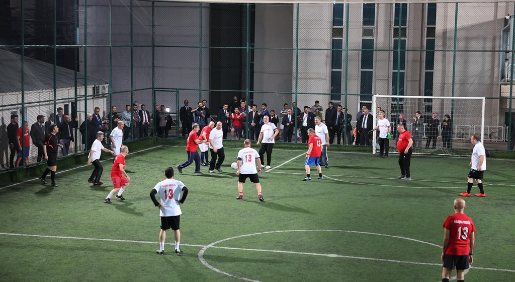 Çalışma ve Sosyal Güvenlik Bakanı Prof. Dr. Vedat Işıkhan, sendika temsilcileriyle halı sahada futbol maçı yaptı.
