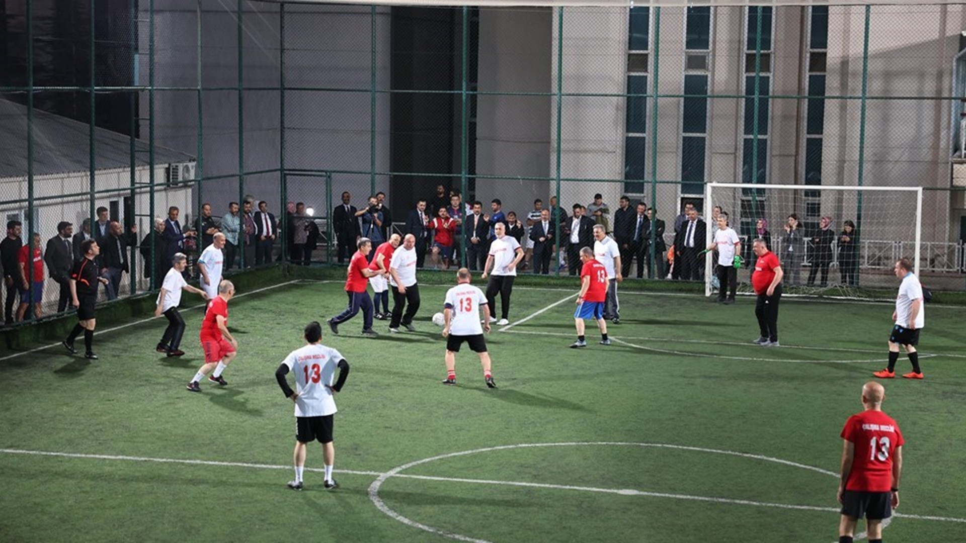 Çalışma ve Sosyal Güvenlik Bakanı Prof. Dr. Vedat Işıkhan, sendika temsilcileriyle halı sahada futbol maçı yaptı.